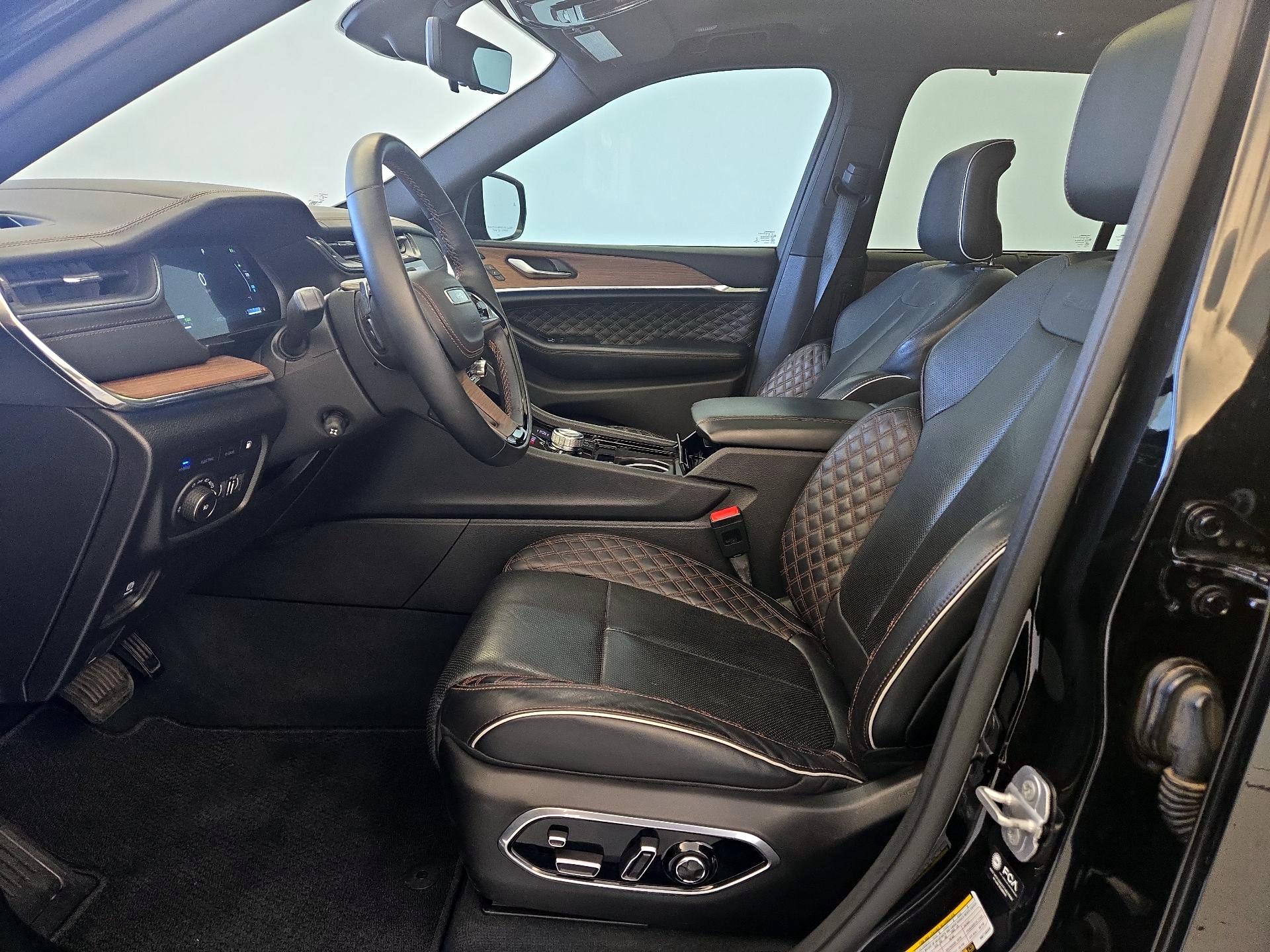 Thumbnail: 2022 Jeep Grand Cherokee - 11