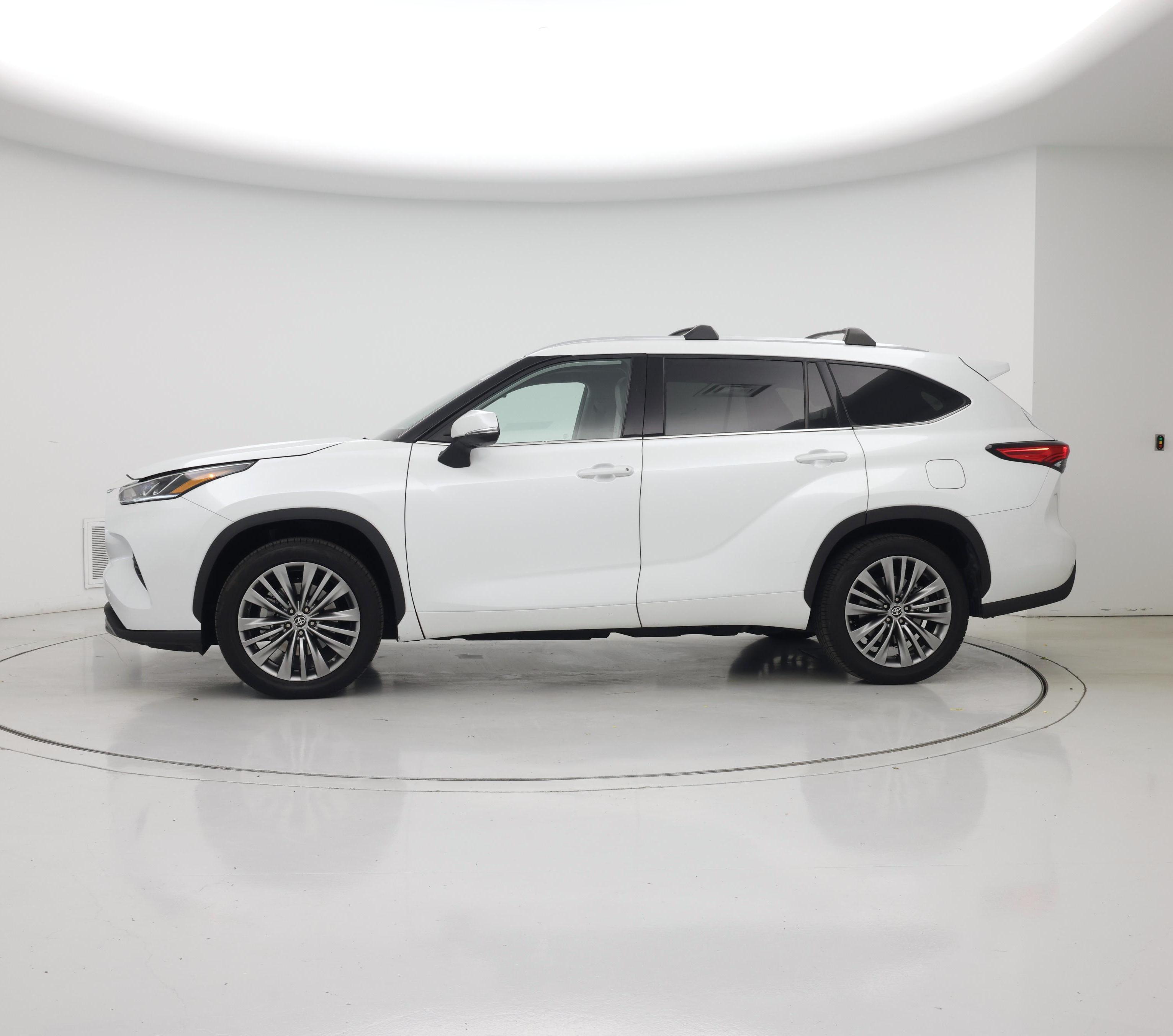 Thumbnail: 2022 Toyota Highlander - 3