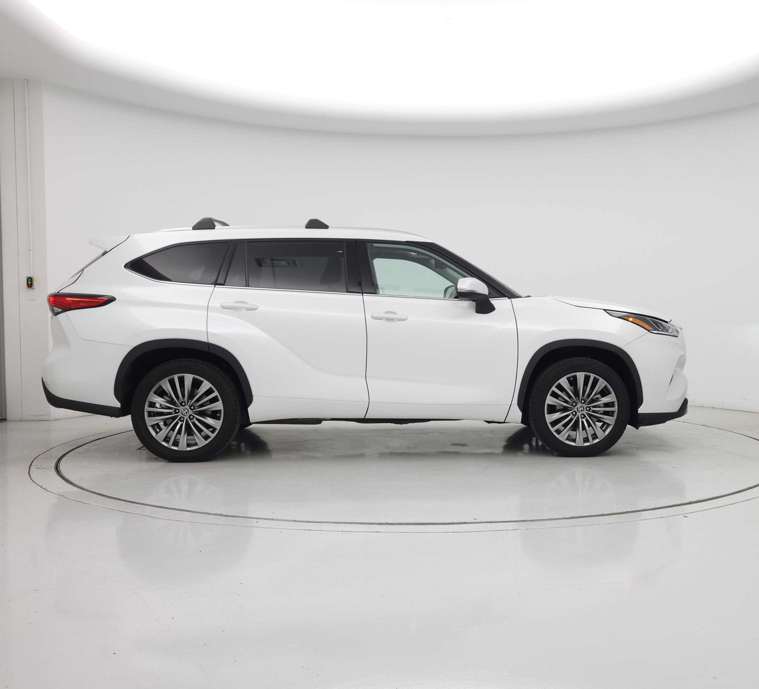 Thumbnail: 2022 Toyota Highlander - 7