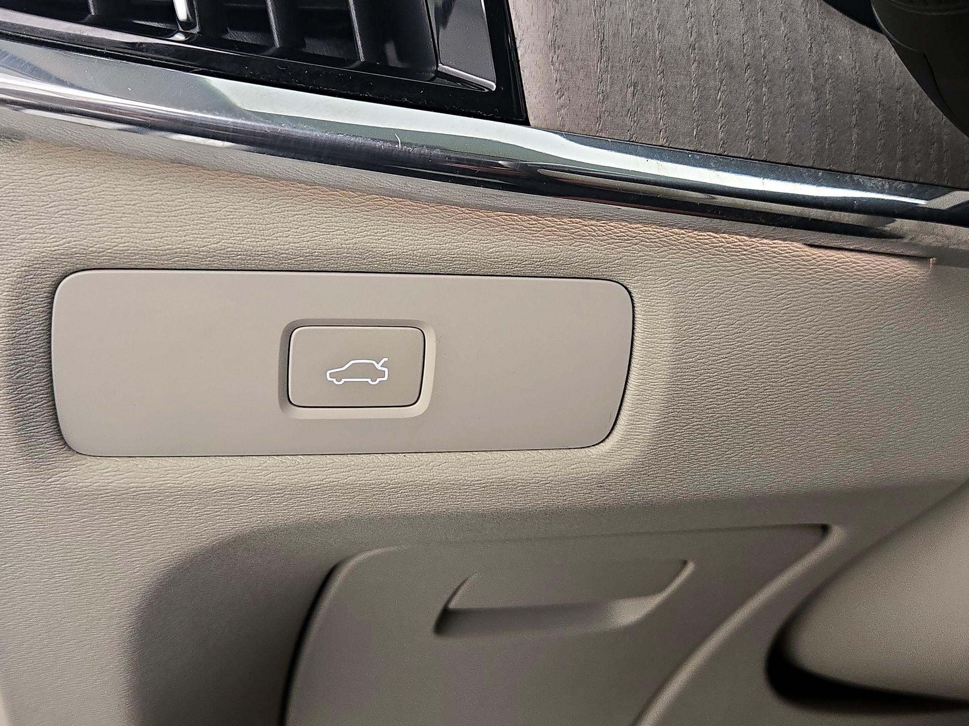 Thumbnail: 2023 Volvo S90 - 13