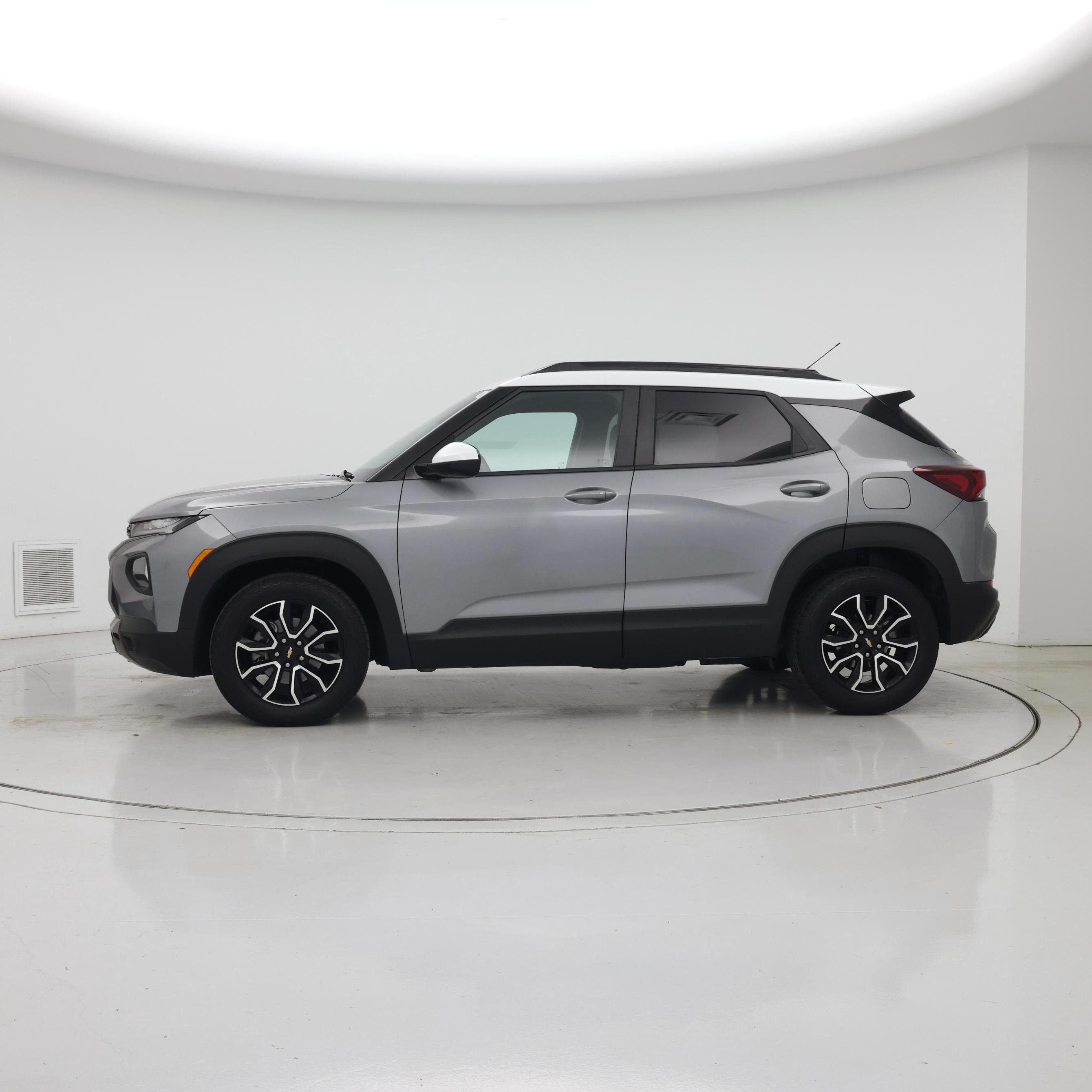 Thumbnail: 2023 Chevrolet TrailBlazer - 3