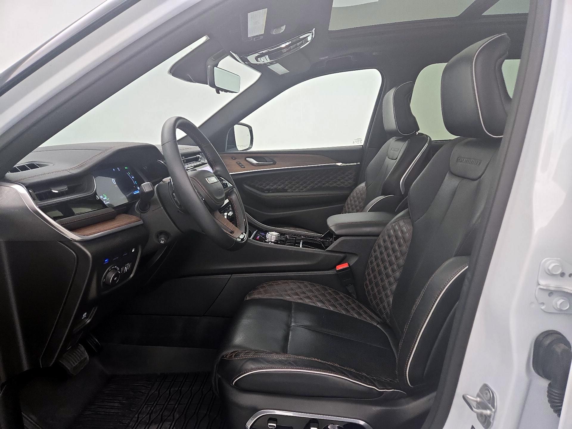 Thumbnail: 2022 Jeep Grand Cherokee - 11