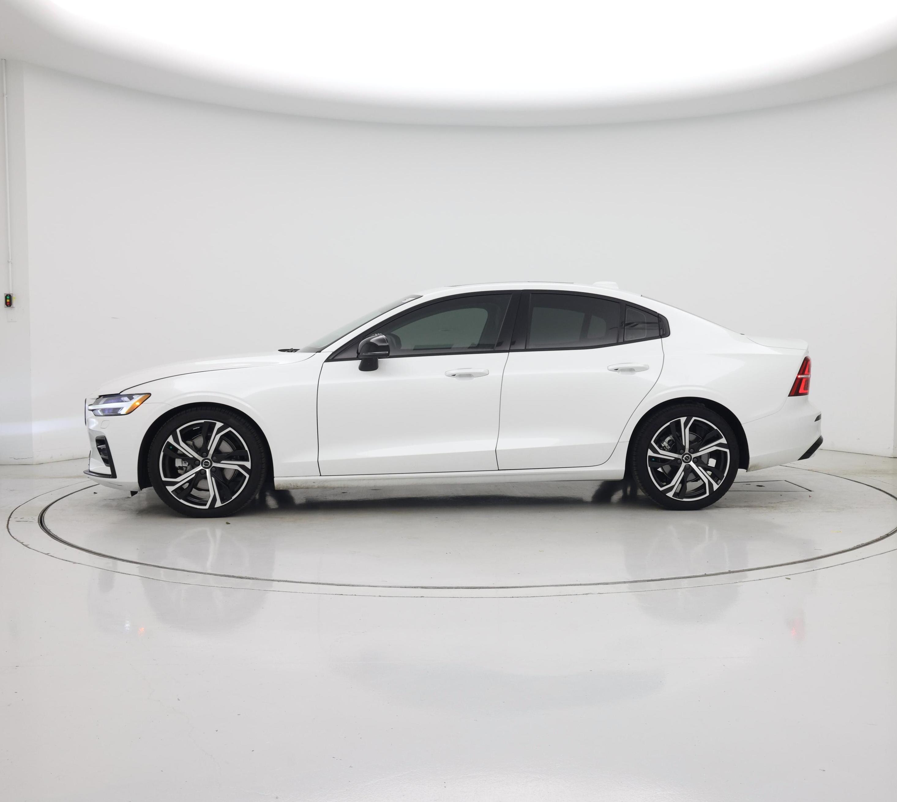 Thumbnail: 2023 Volvo S60 - 3
