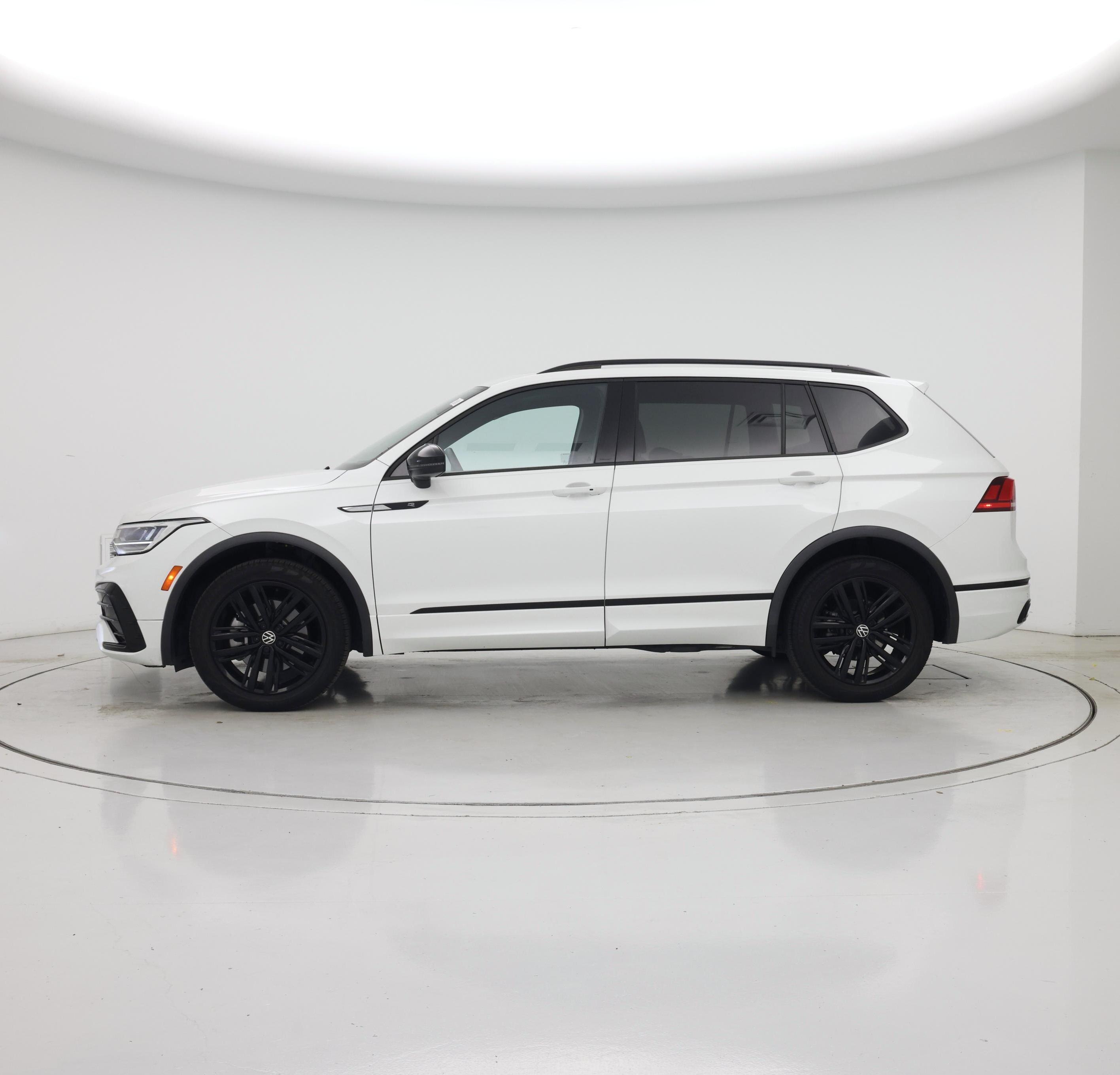 Thumbnail: 2022 Volkswagen Tiguan - 3