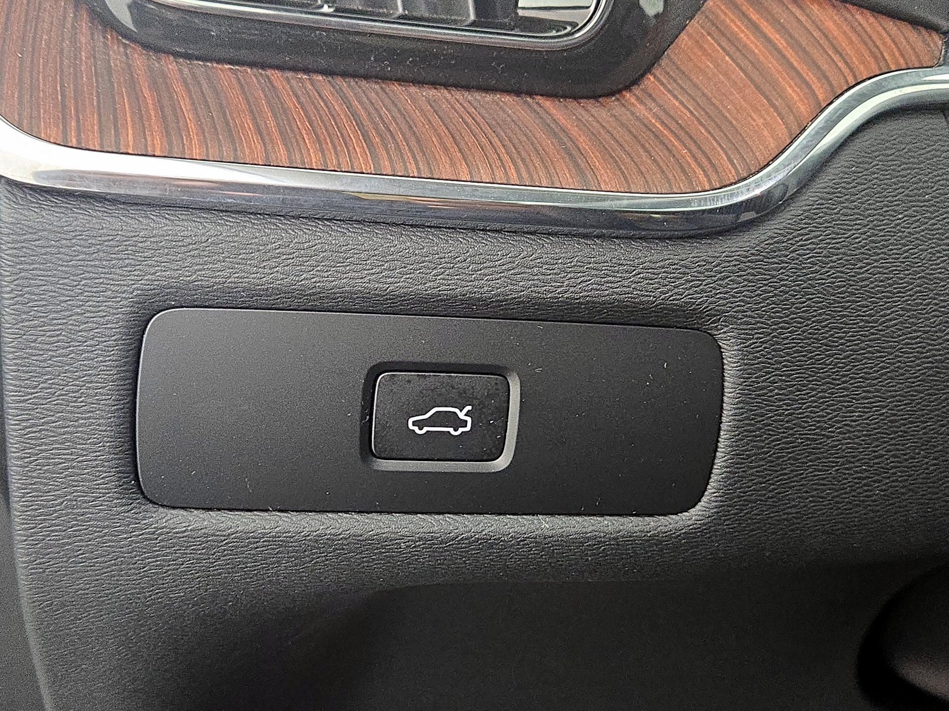 Thumbnail: 2023 Volvo XC60 - 13