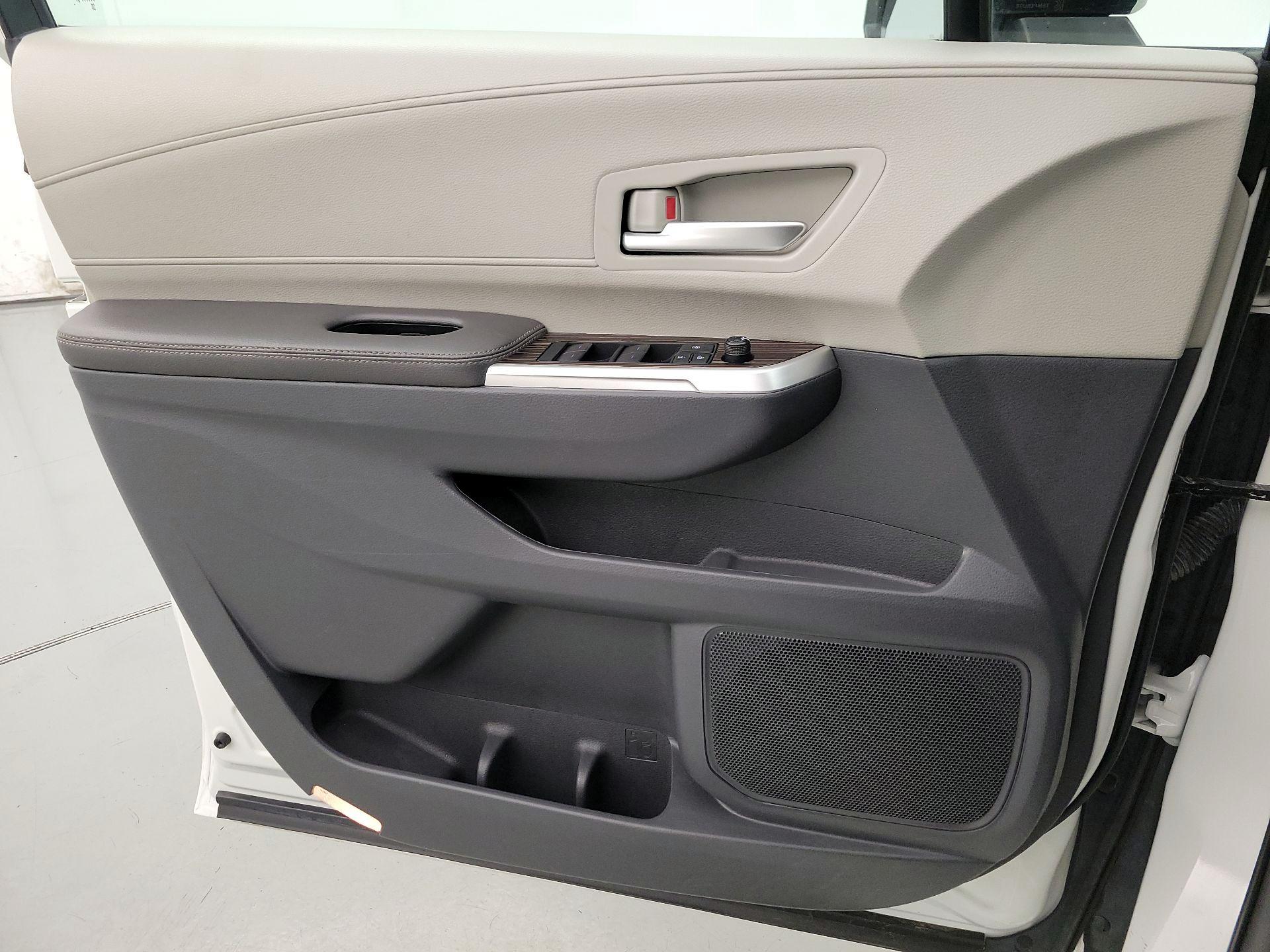 Thumbnail: 2021 Toyota Sienna - 12