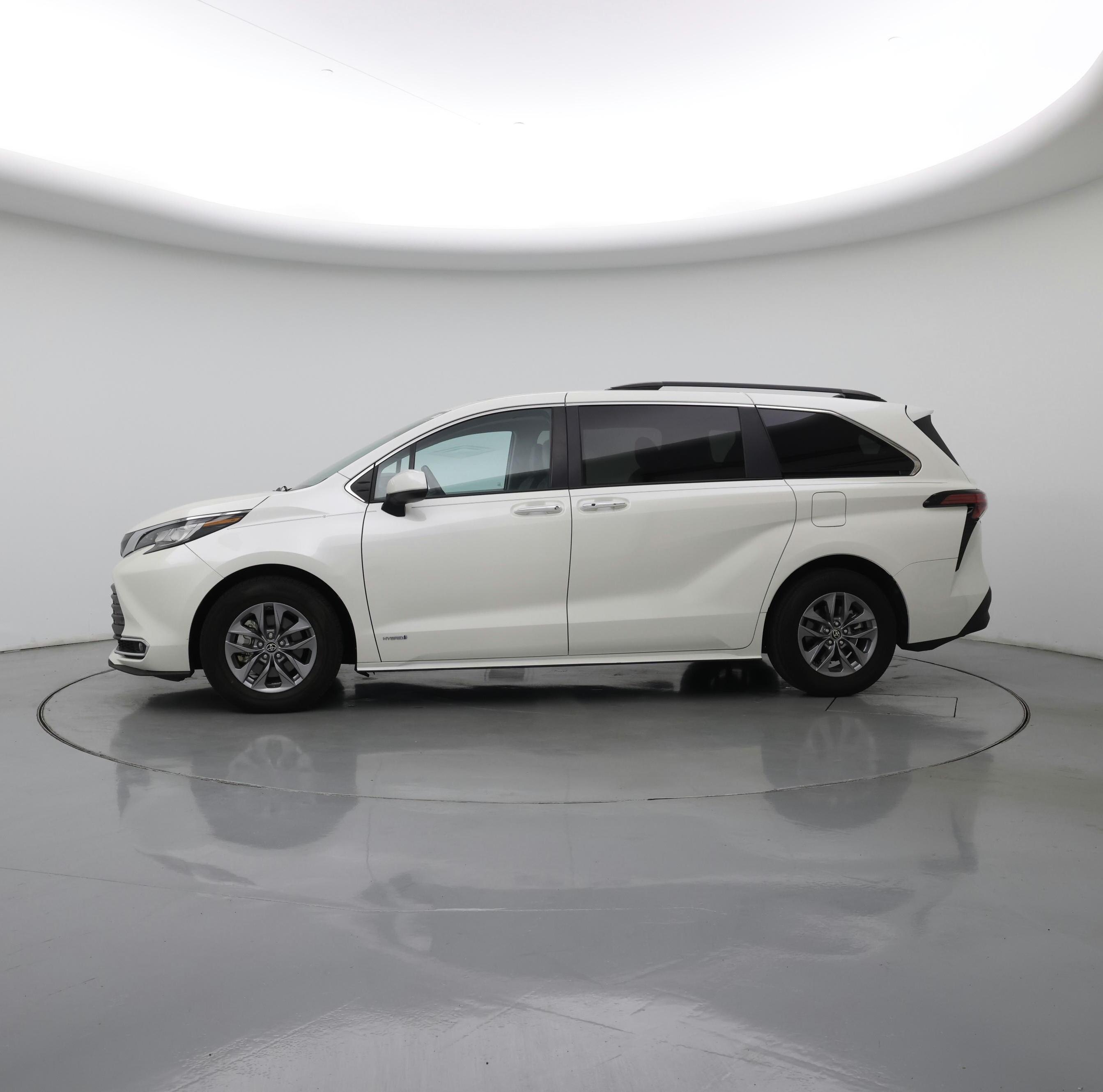 Thumbnail: 2021 Toyota Sienna - 3