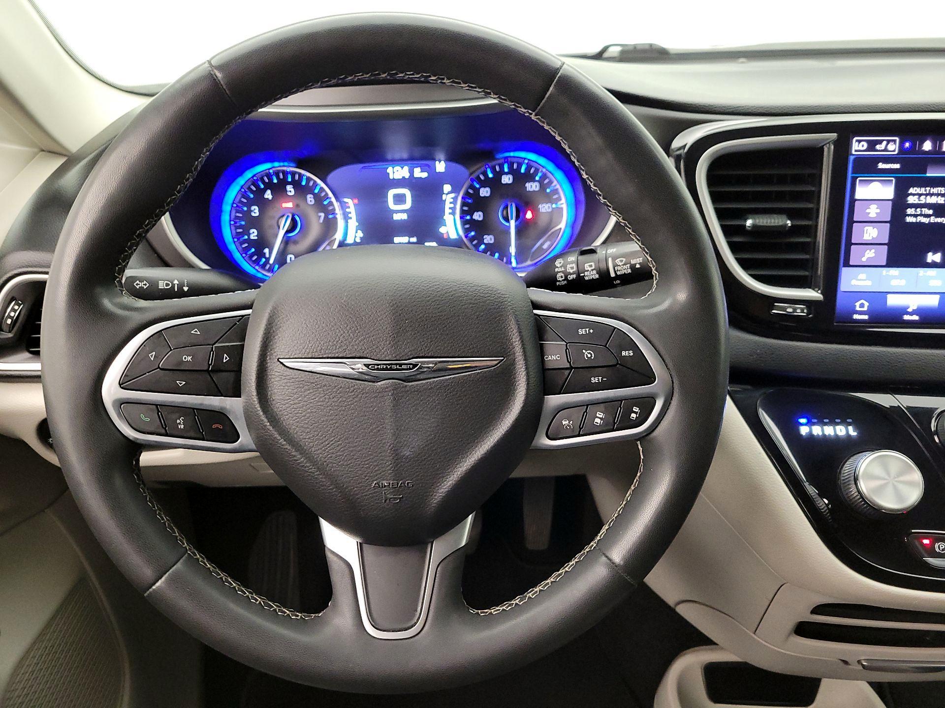 Thumbnail: 2022 Chrysler Pacifica - 10