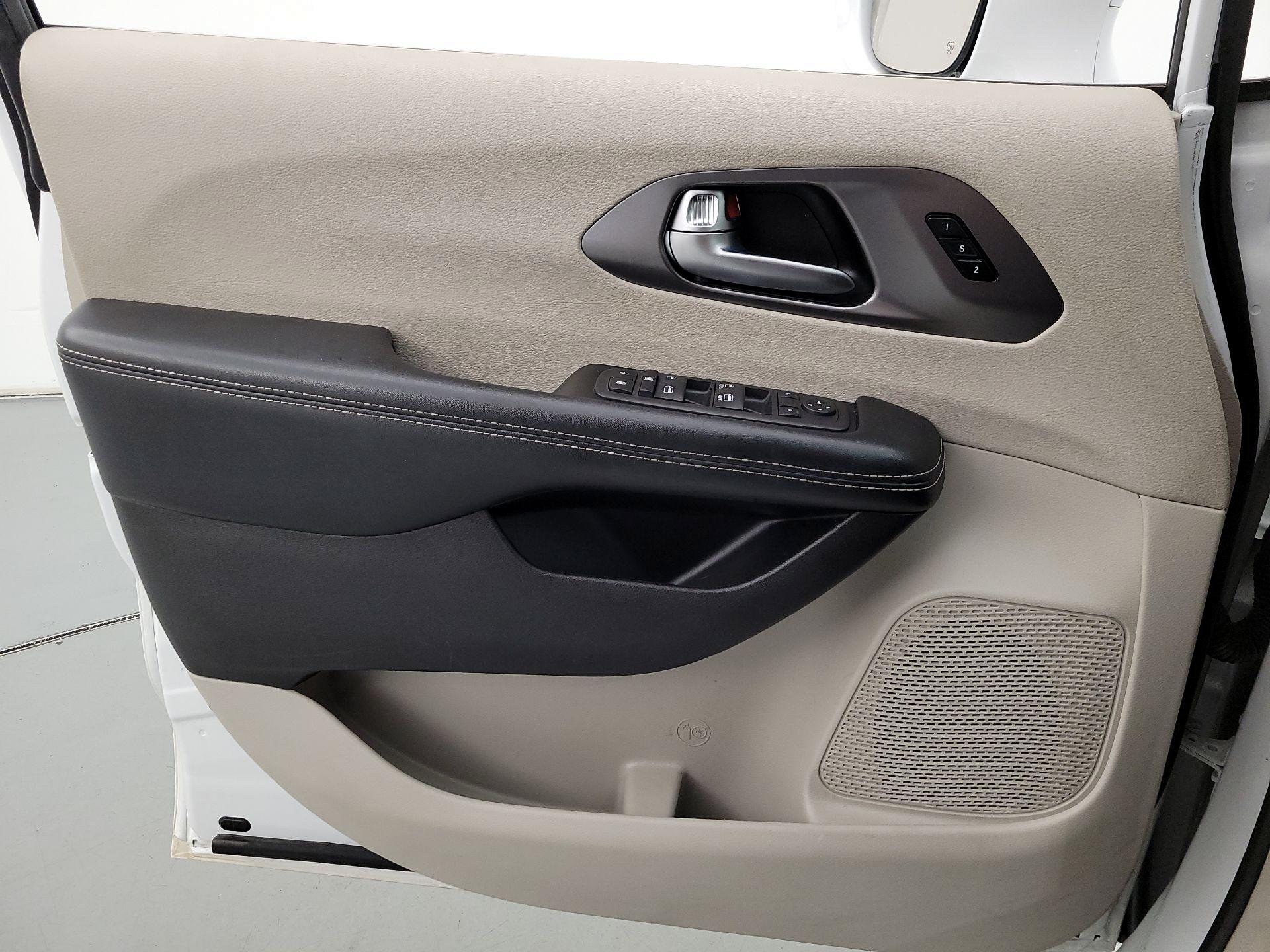 Thumbnail: 2022 Chrysler Pacifica - 12