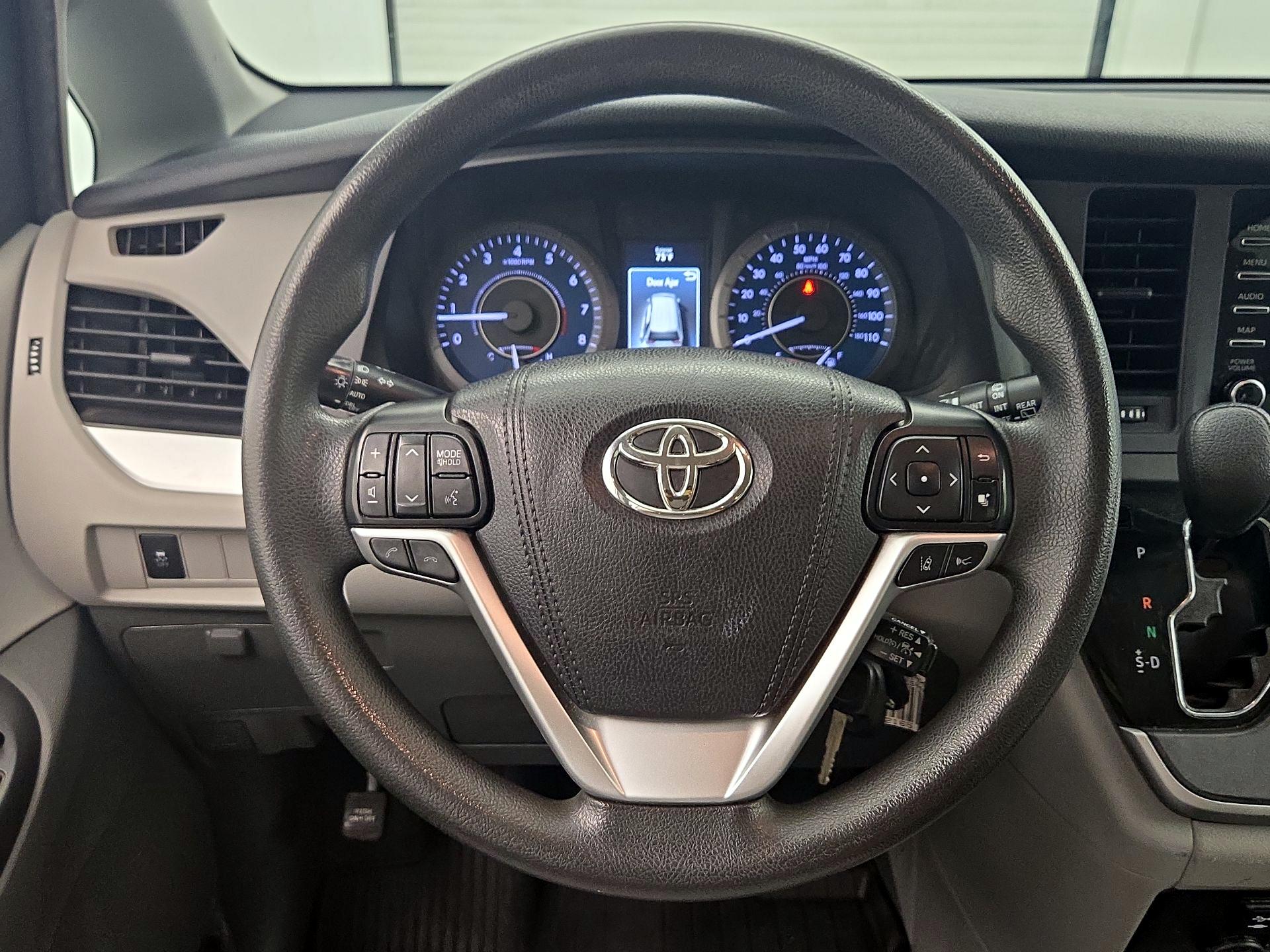 Thumbnail: 2020 Toyota Sienna - 10
