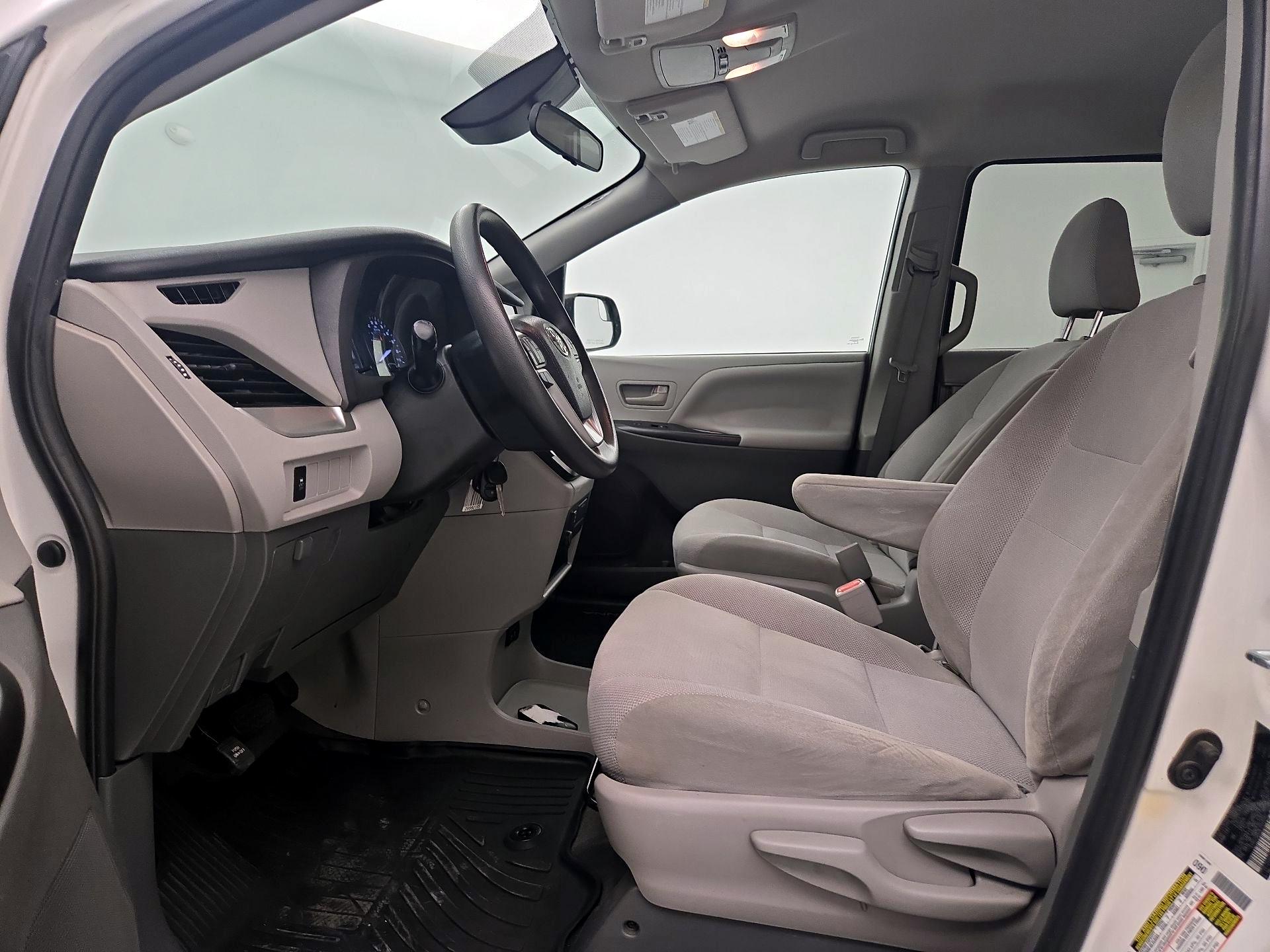 Thumbnail: 2020 Toyota Sienna - 11
