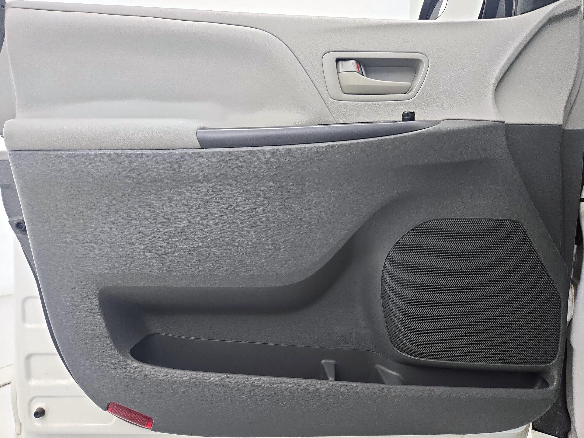 Thumbnail: 2020 Toyota Sienna - 12