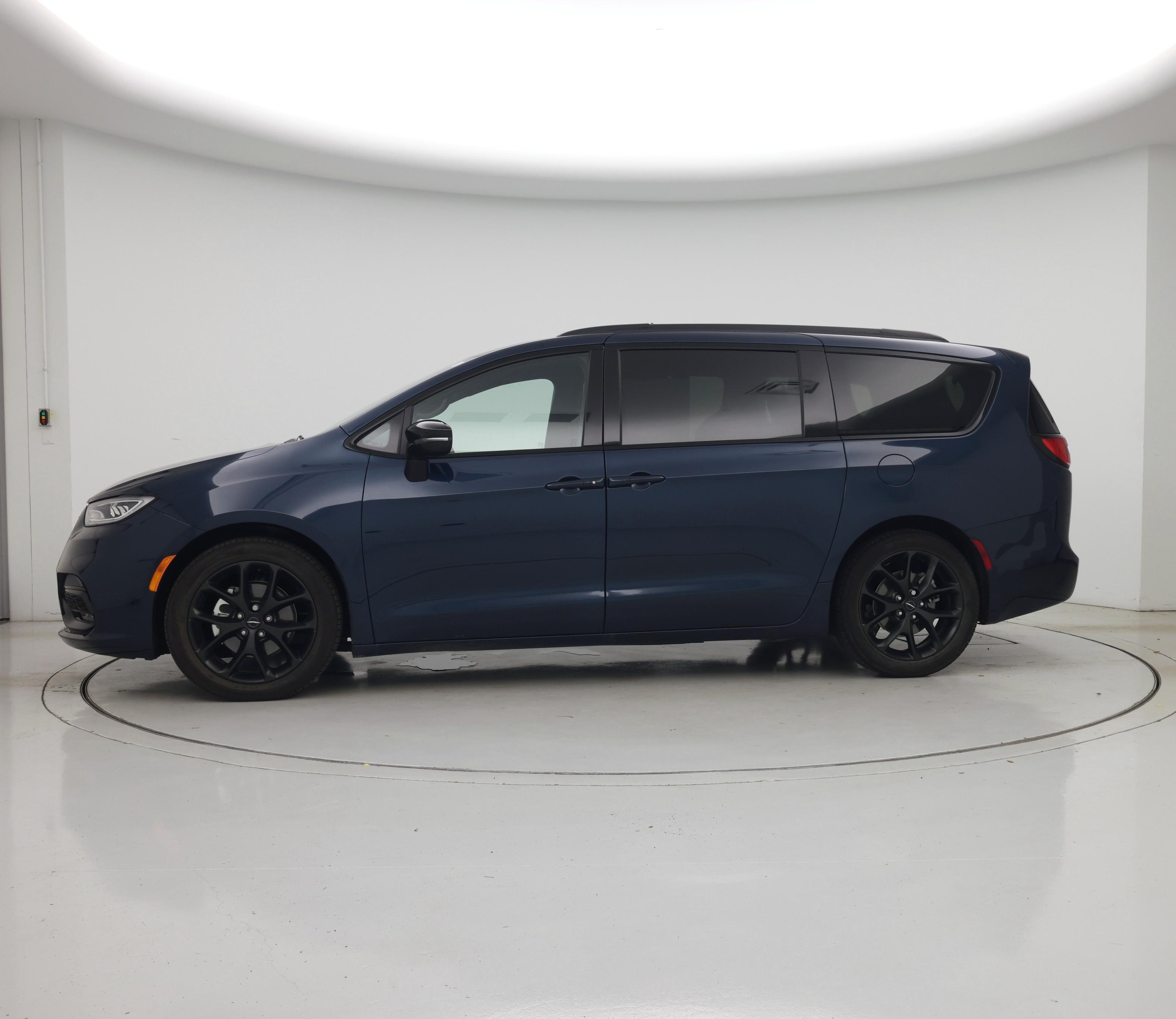 Thumbnail: 2025 Chrysler Pacifica - 3