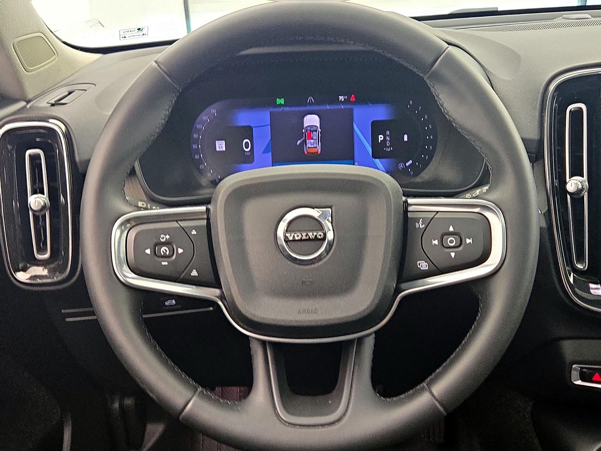 Thumbnail: 2024 Volvo XC40 - 10