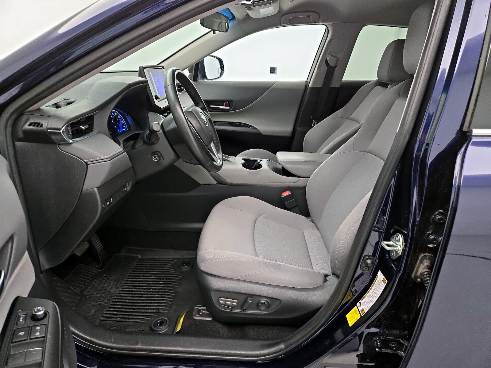 2024 Toyota Venza LE - Photo 12