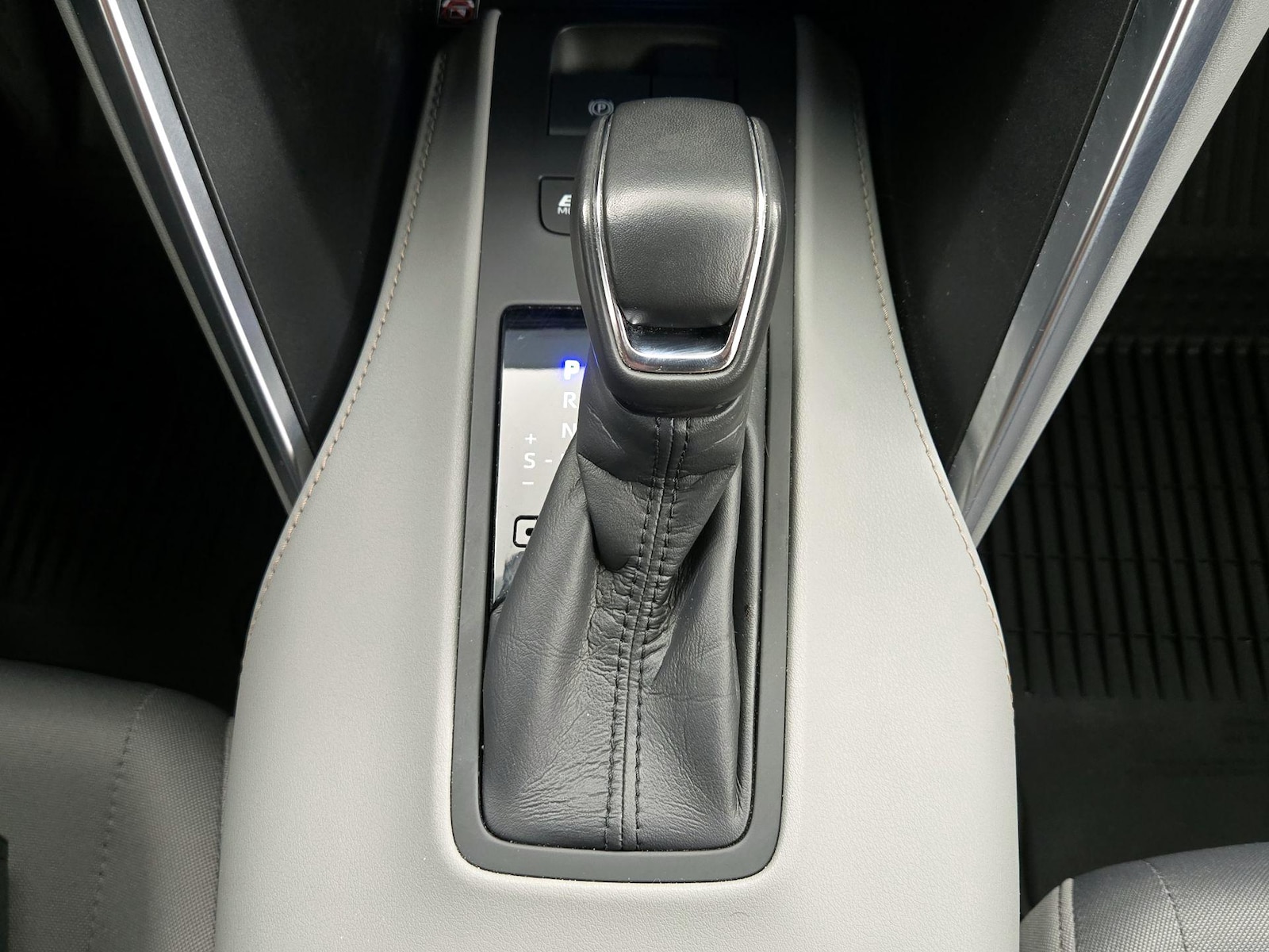 2024 Toyota Venza LE - Photo 18