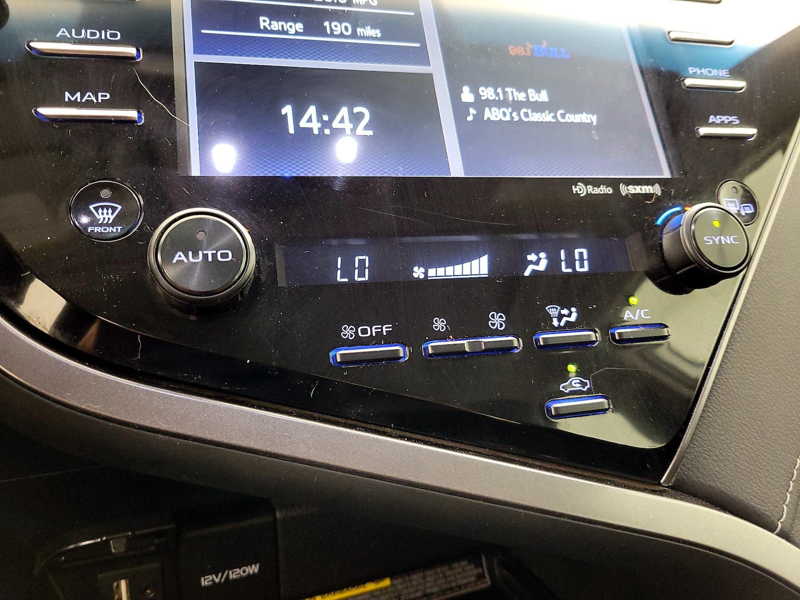 2019 Toyota Camry SE - Photo 17