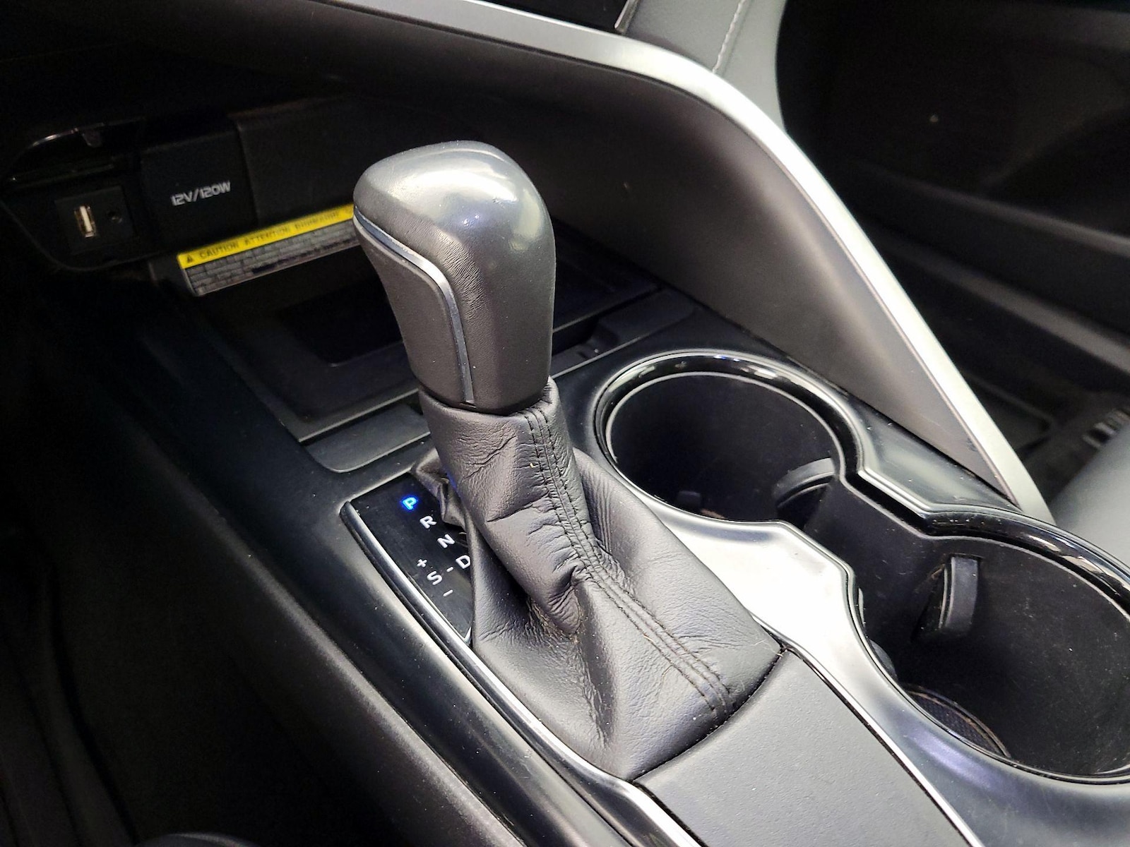 2019 Toyota Camry SE - Photo 18