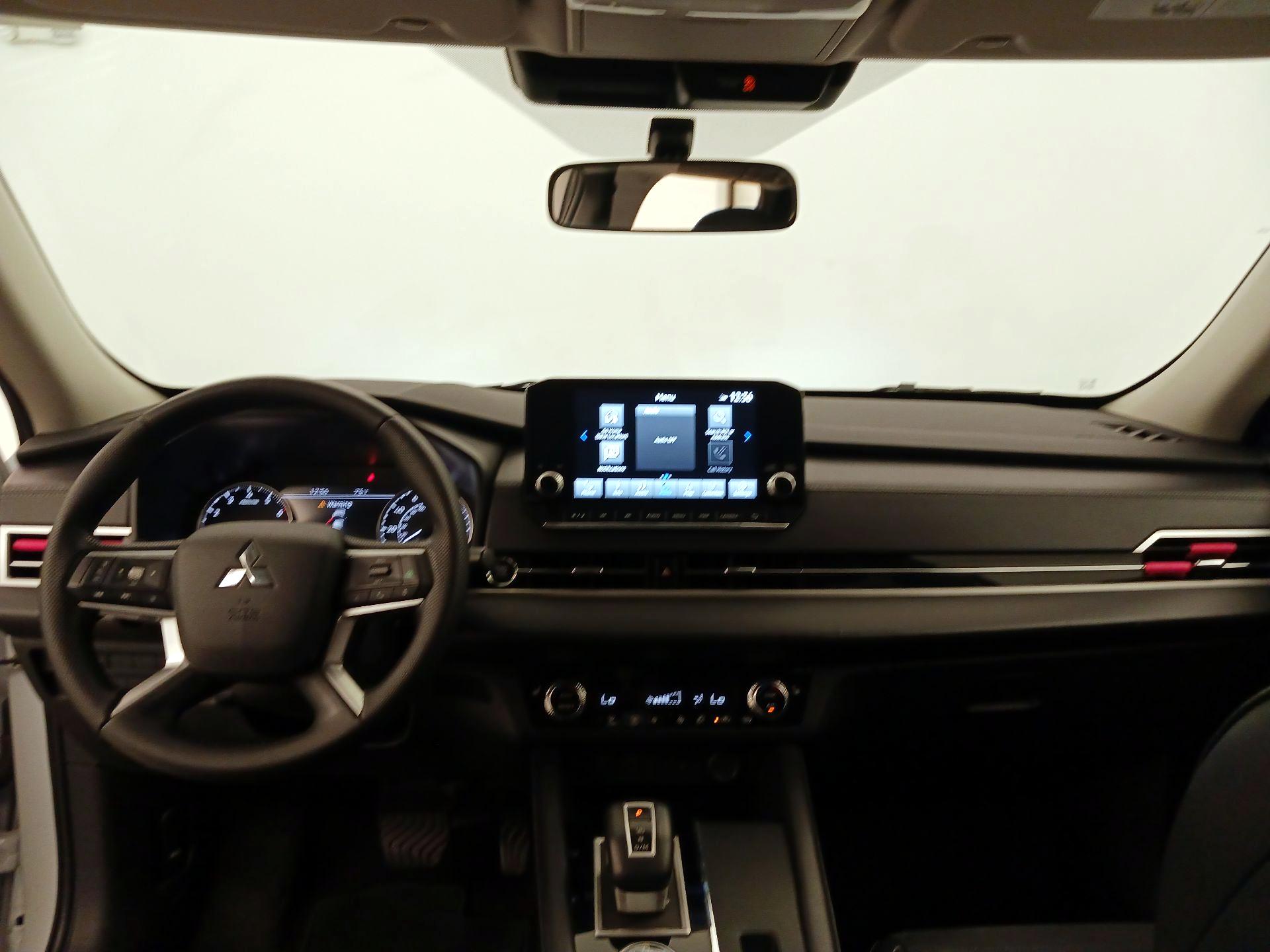 Thumbnail: 2024 Mitsubishi Outlander - 9