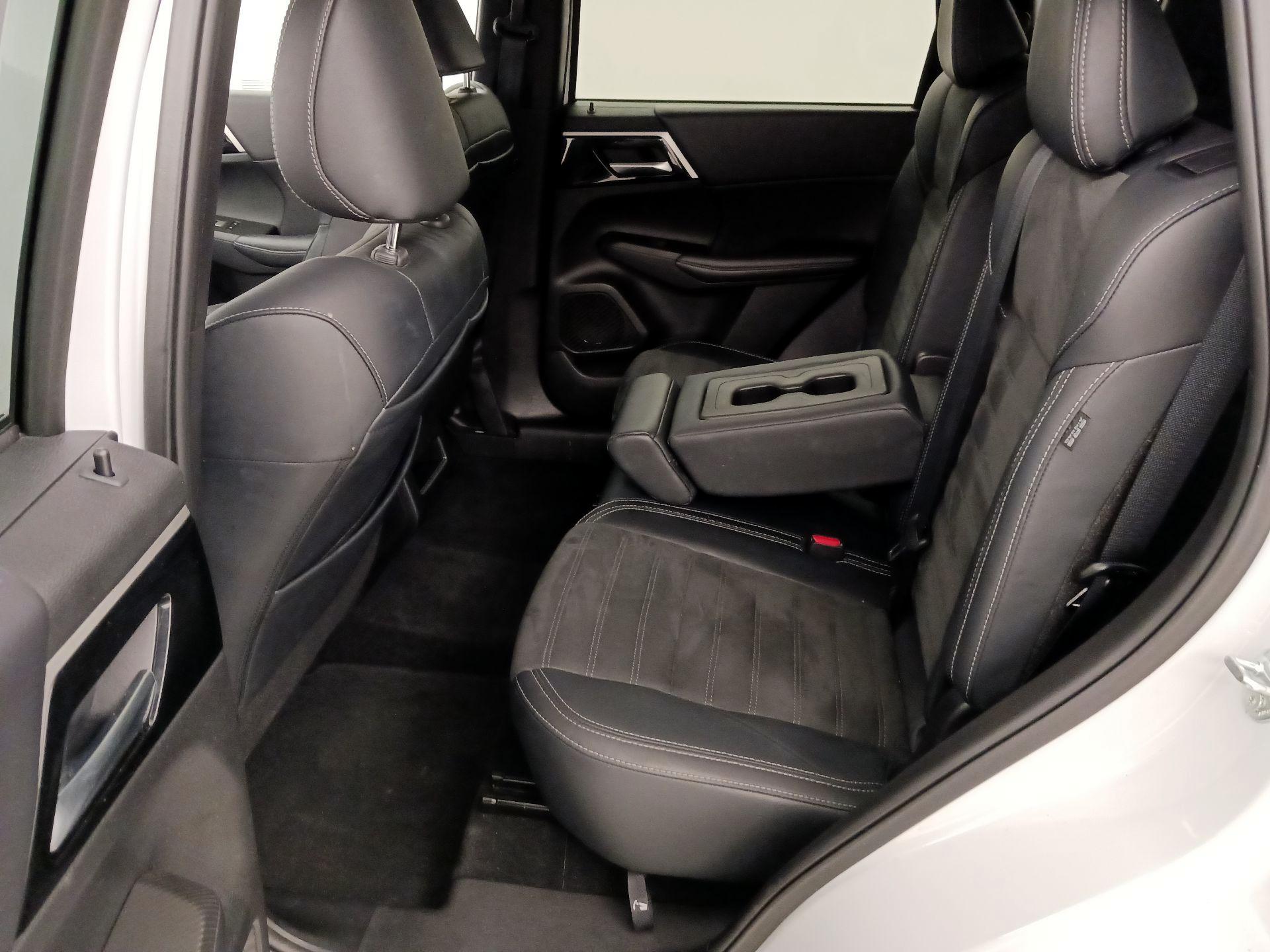 Thumbnail: 2024 Mitsubishi Outlander - 19