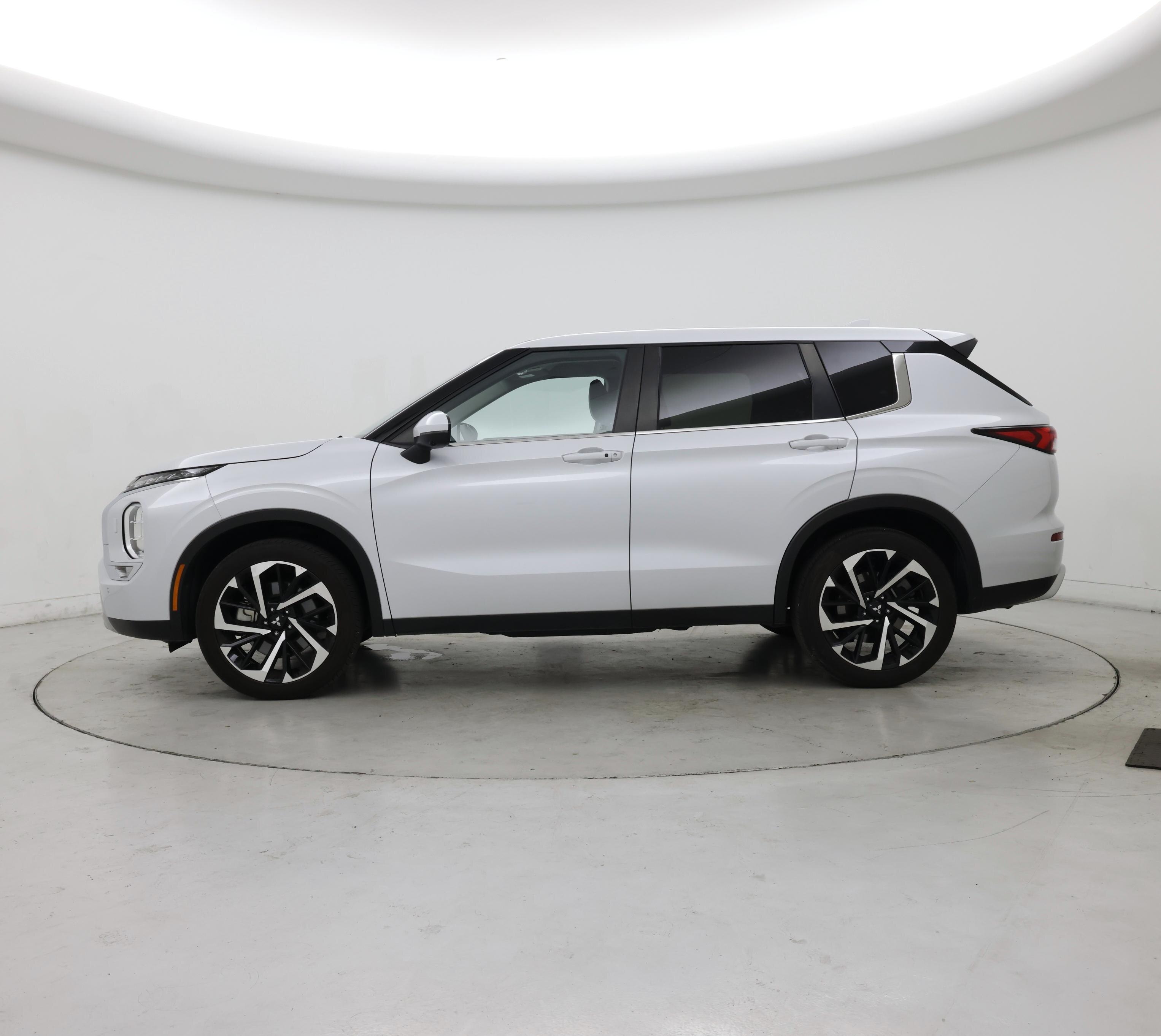 Thumbnail: 2024 Mitsubishi Outlander - 3