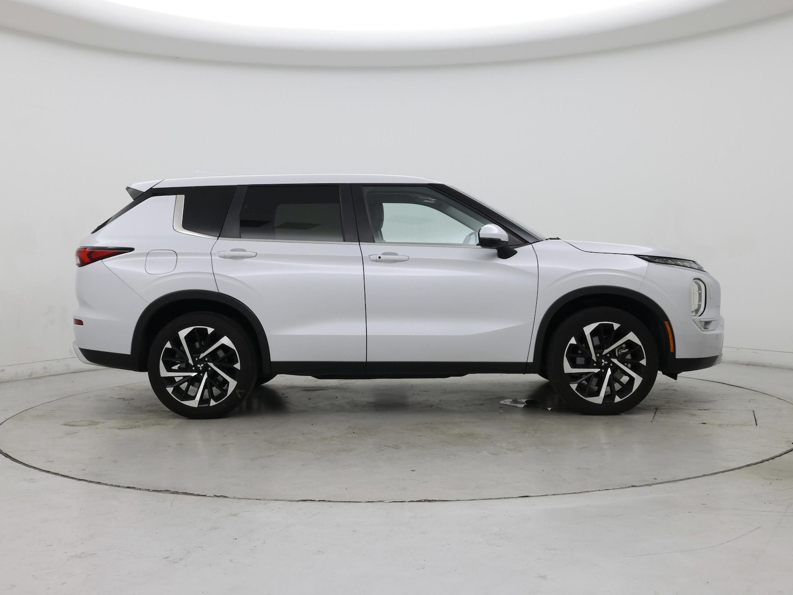 2024 Mitsubishi Outlander SE - Photo 8