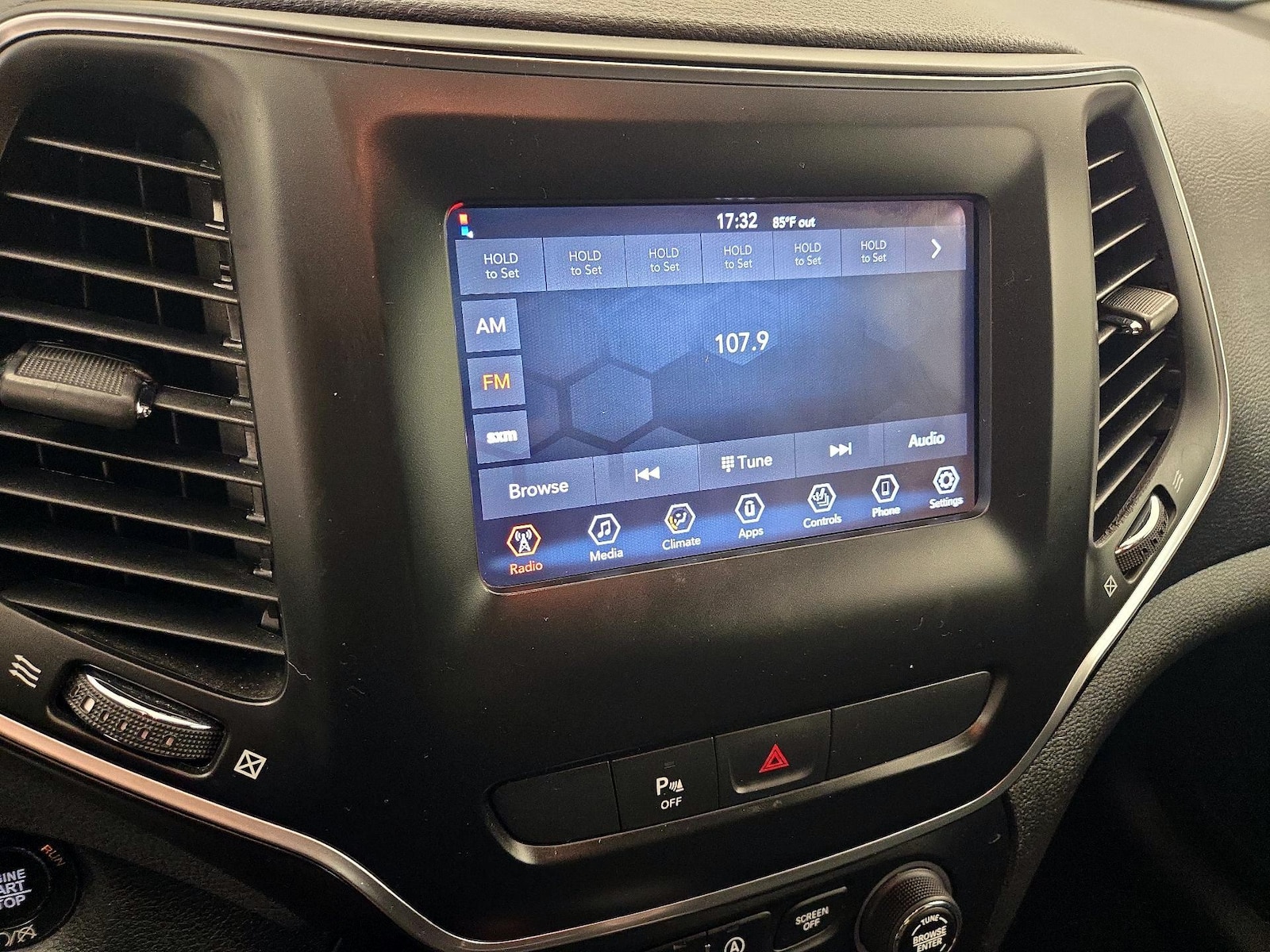 2019 Jeep Cherokee Latitude Plus - Photo 16