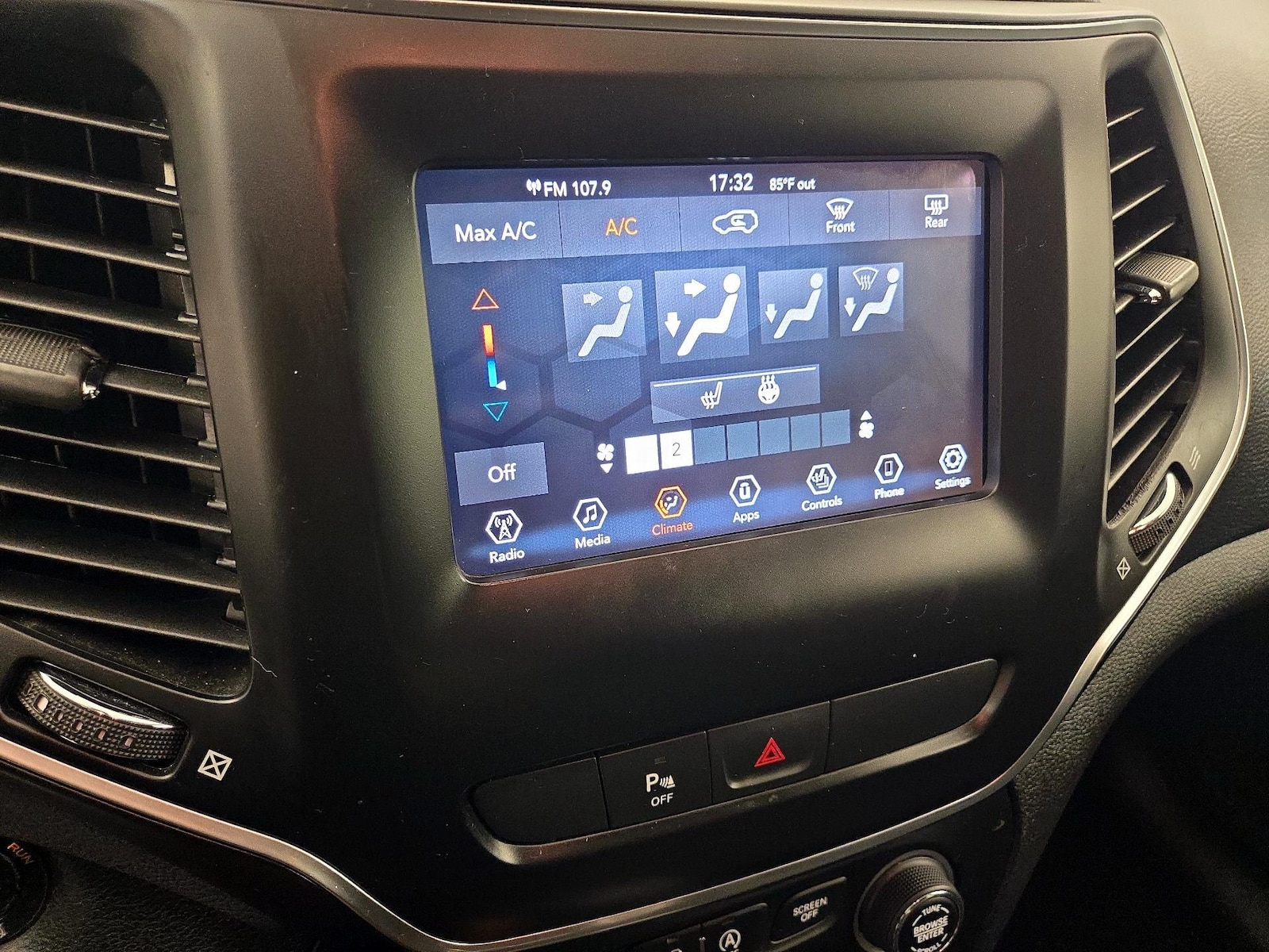 2019 Jeep Cherokee Latitude Plus - Photo 17