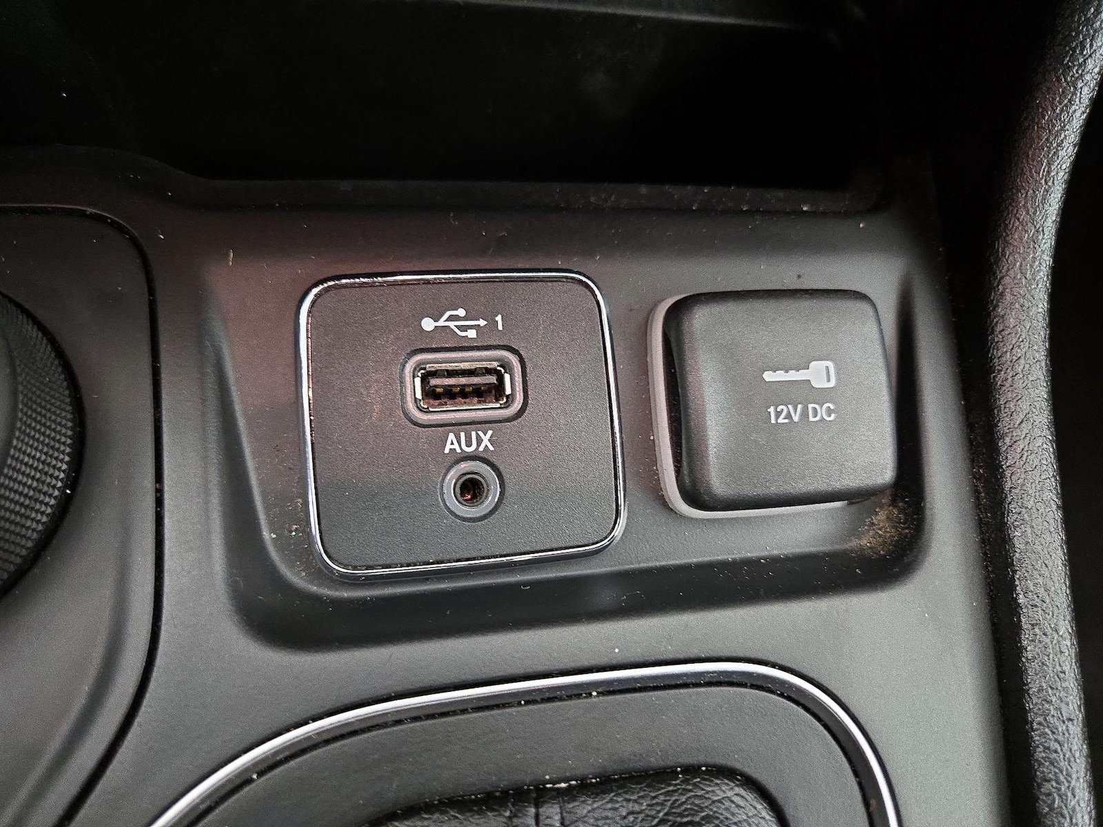 2019 Jeep Cherokee Latitude Plus - Photo 19