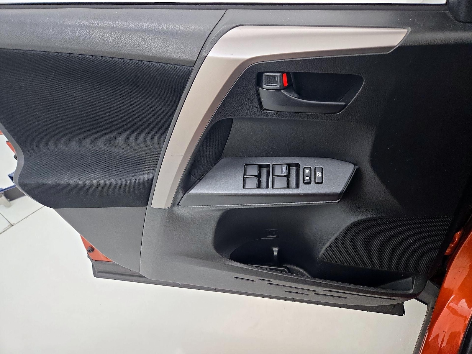 2016 Toyota RAV4 LE - Photo 13