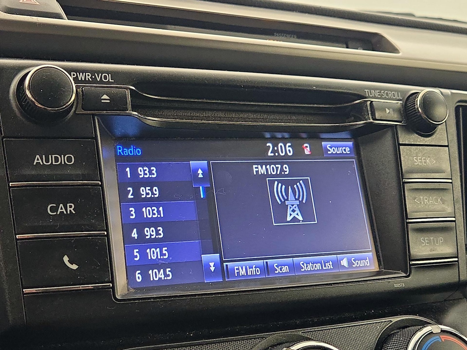 2016 Toyota RAV4 LE - Photo 16