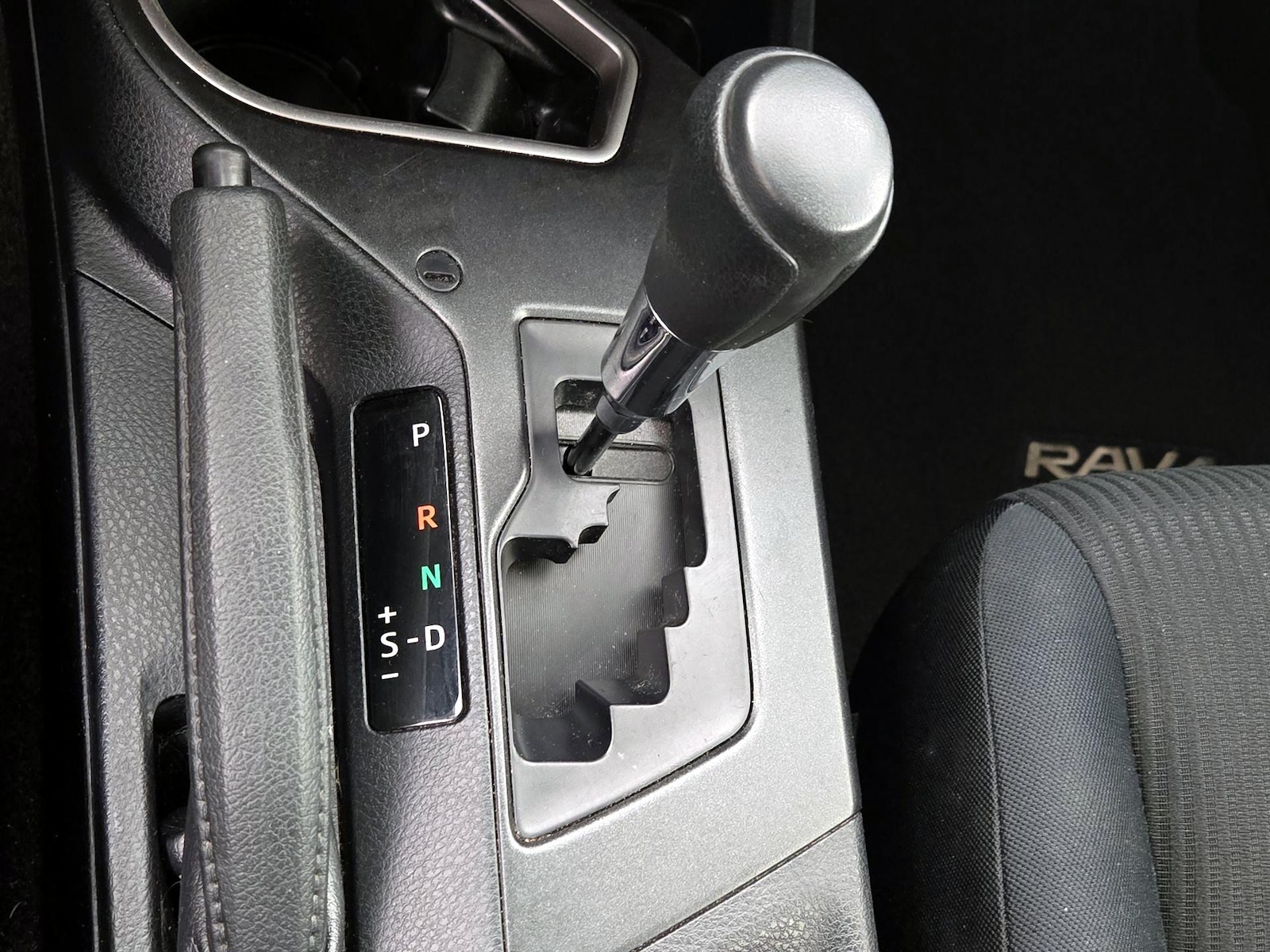 2016 Toyota RAV4 LE - Photo 18