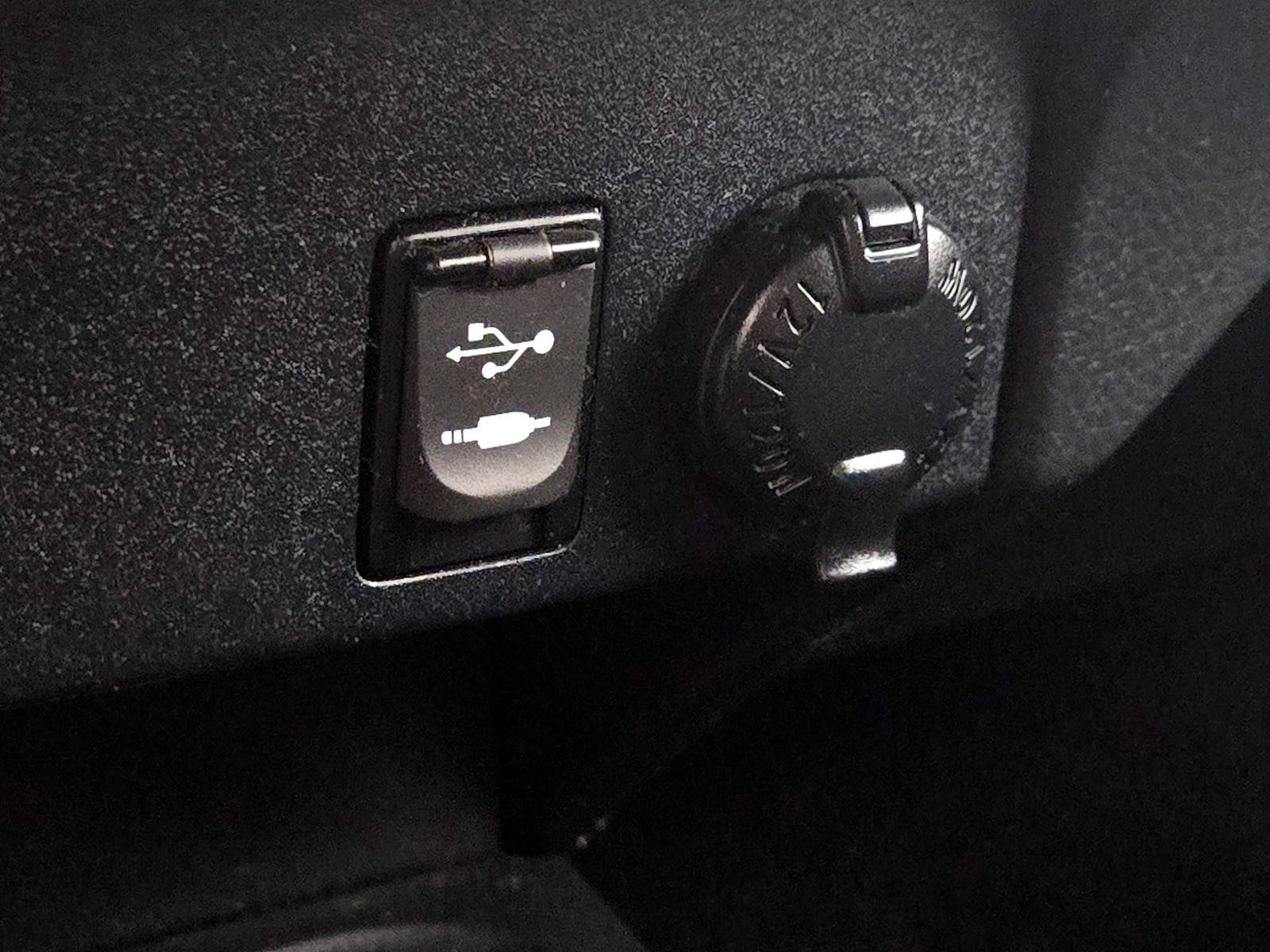 2016 Toyota RAV4 LE - Photo 19