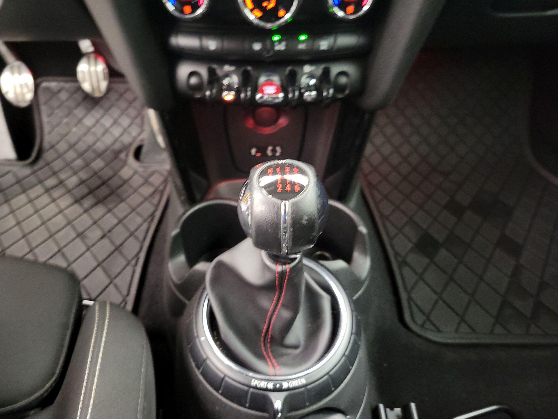 Thumbnail: 2015 MINI Cooper Hardtop - 16