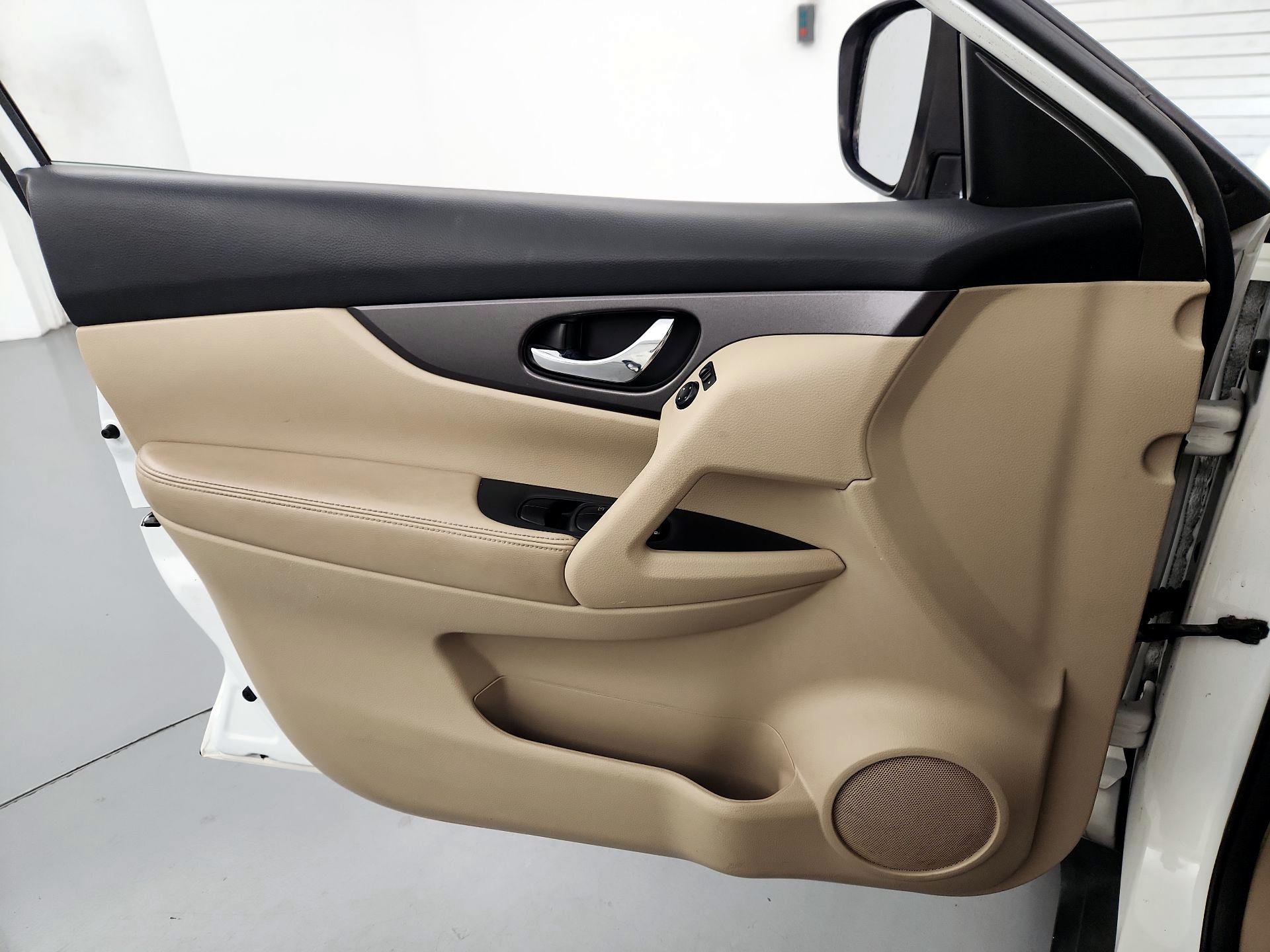 Thumbnail: 2016 Nissan Rogue - 12