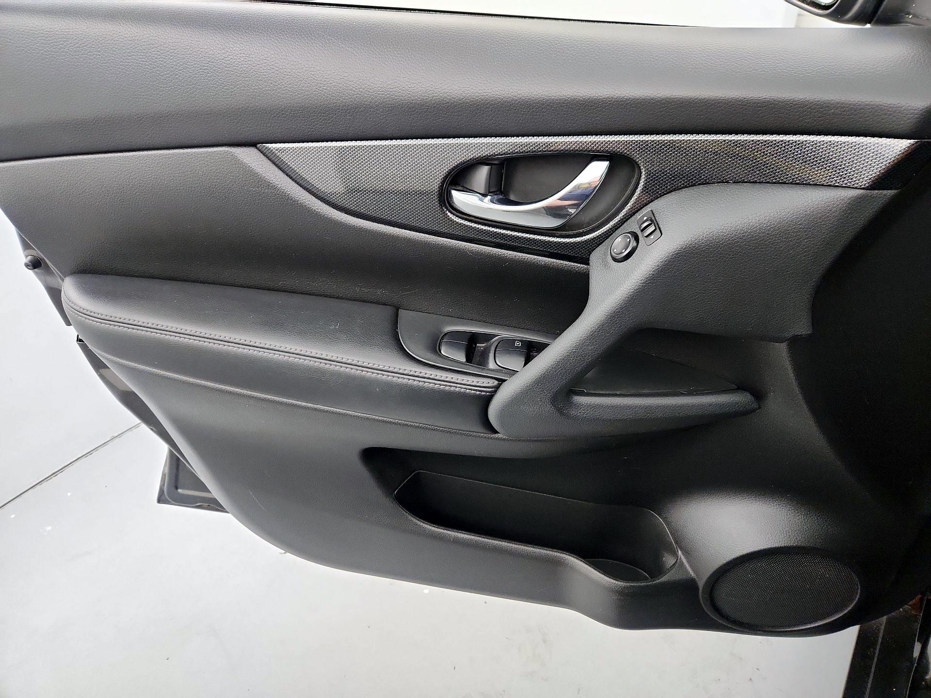 Thumbnail: 2015 Nissan Rogue - 12