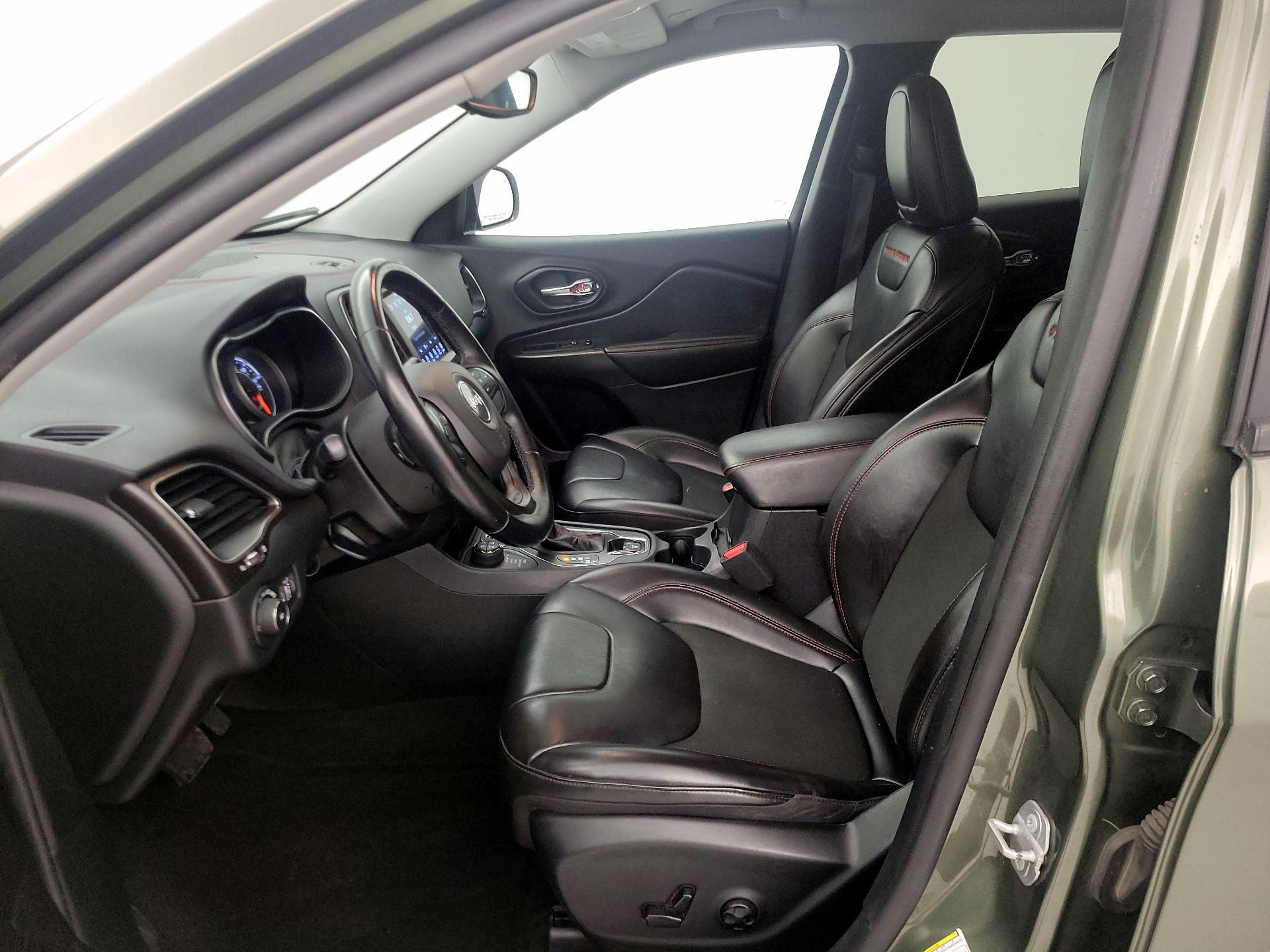 Thumbnail: 2020 Jeep Cherokee - 11