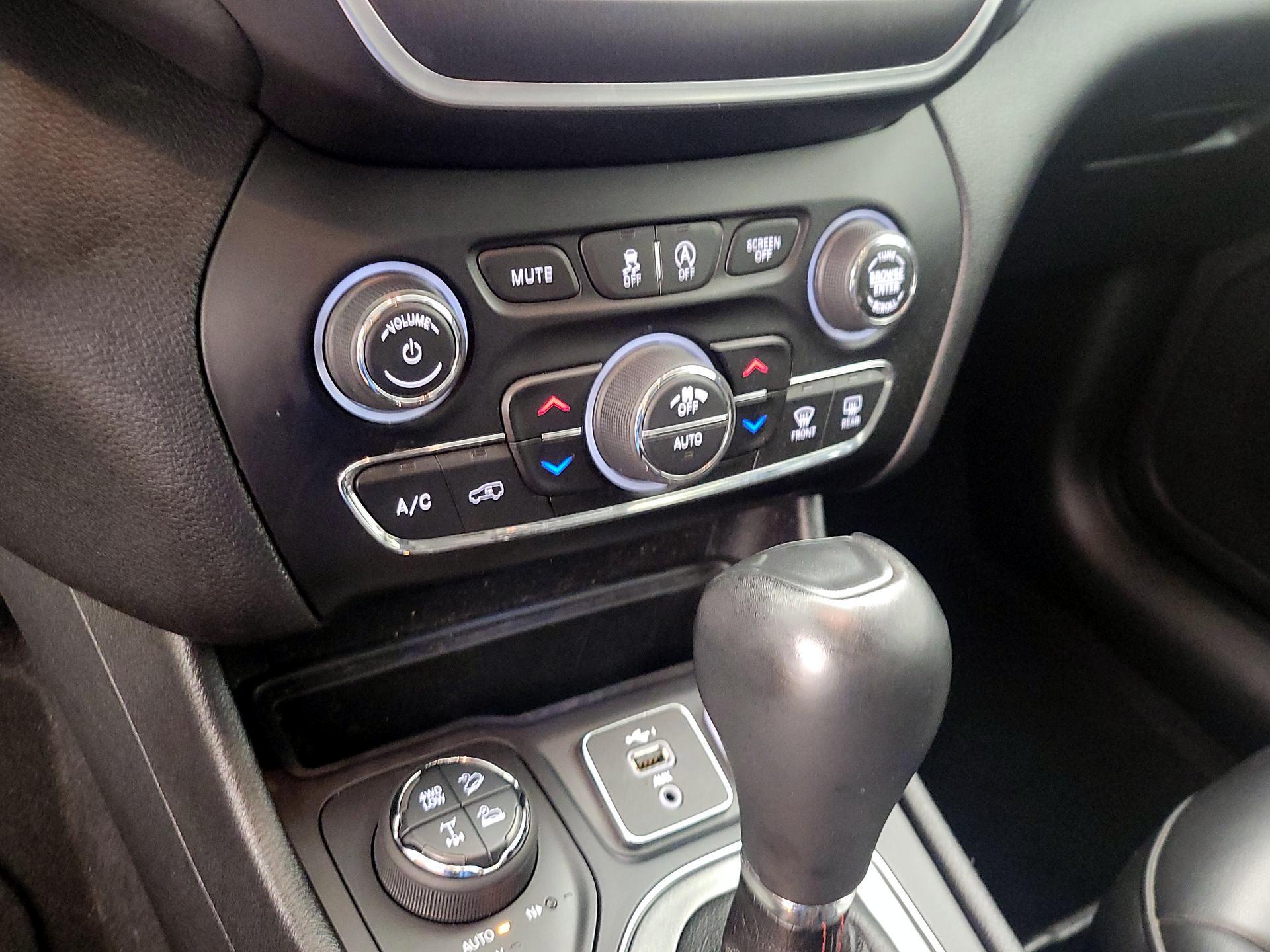 Thumbnail: 2020 Jeep Cherokee - 16