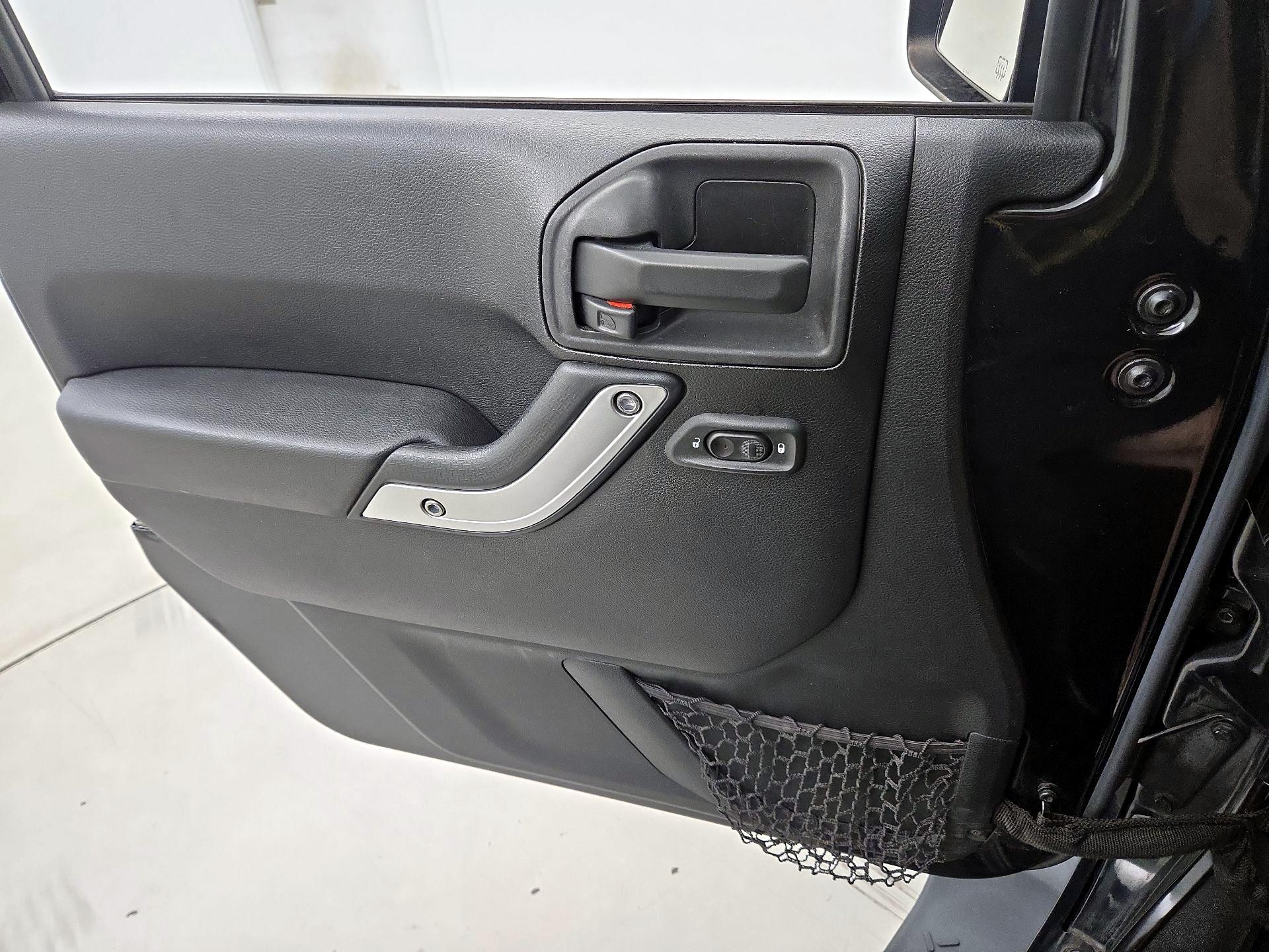 Thumbnail: 2015 Jeep Wrangler - 12