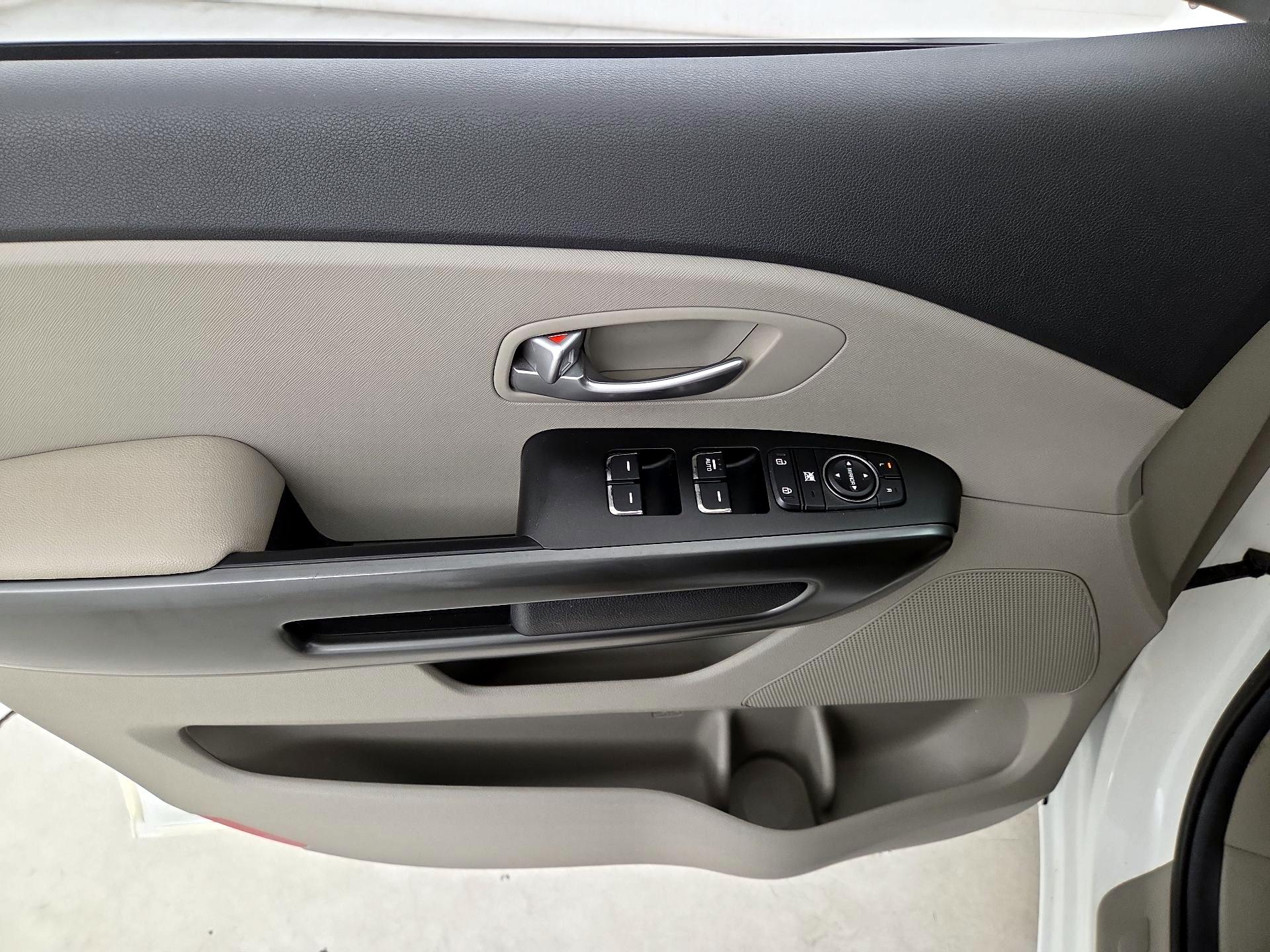 Thumbnail: 2019 Kia Sedona - 12