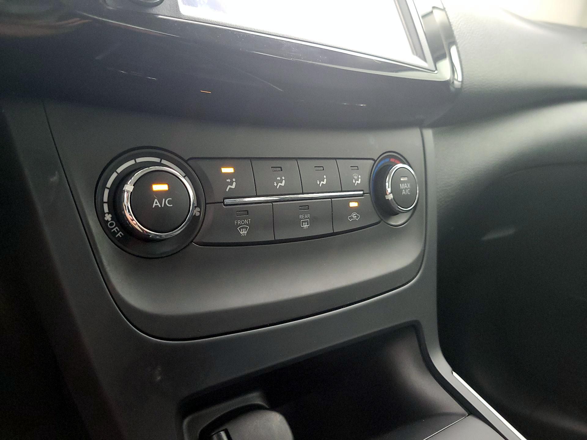 Thumbnail: 2019 Nissan Sentra - 16