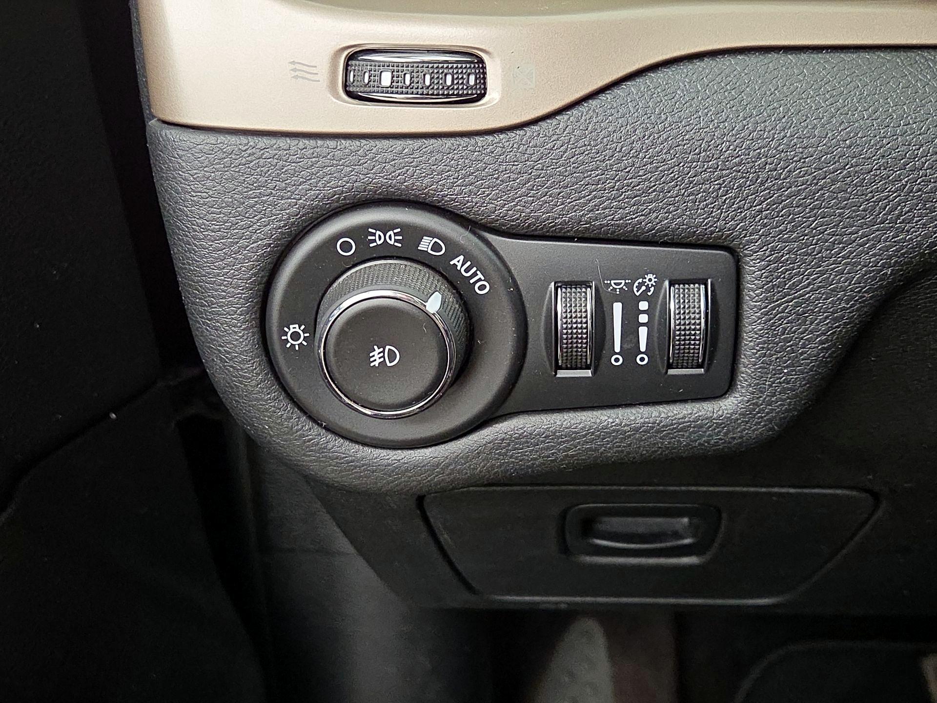 Thumbnail: 2016 Jeep Cherokee - 13