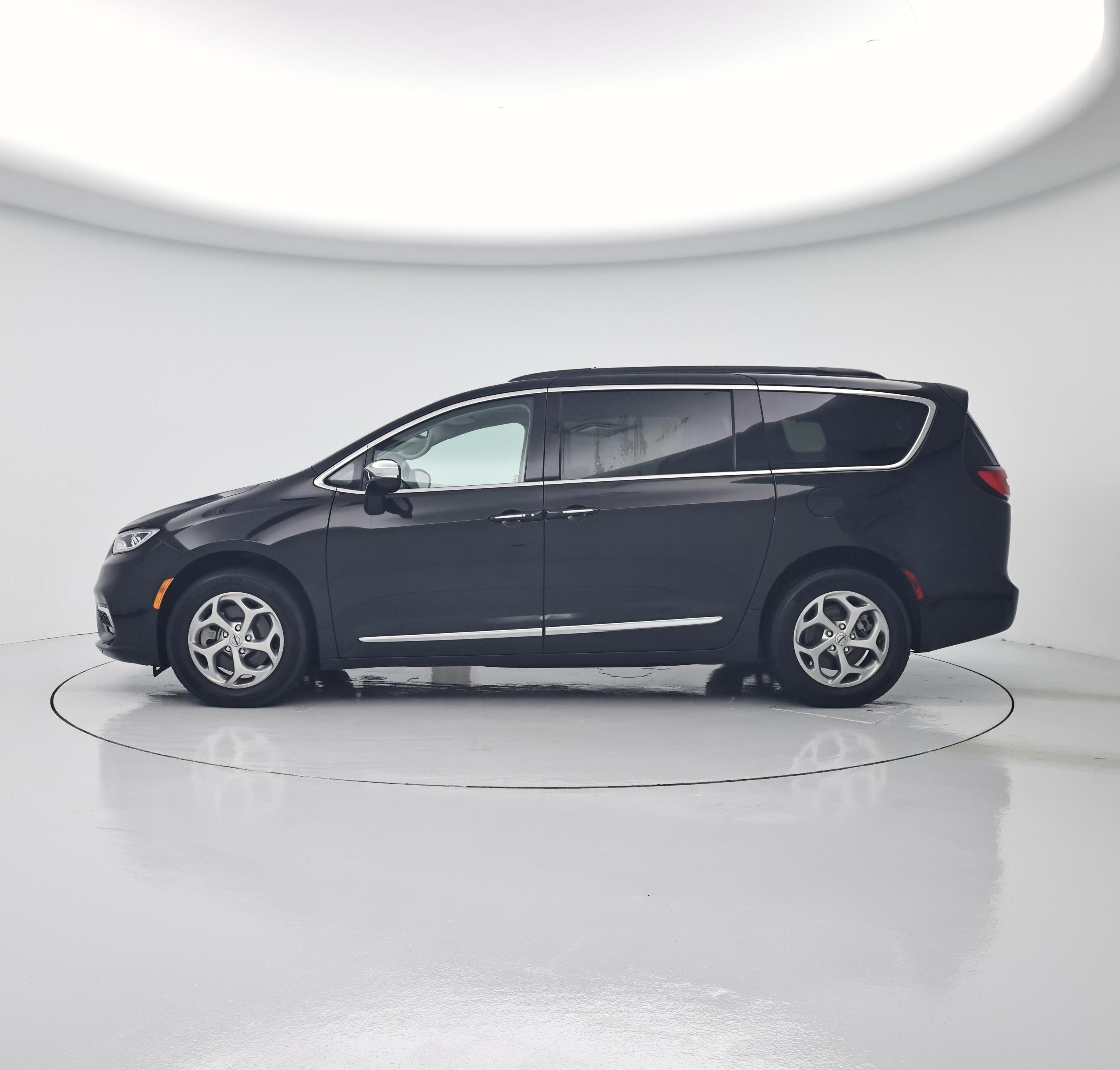 Thumbnail: 2023 Chrysler Pacifica - 3