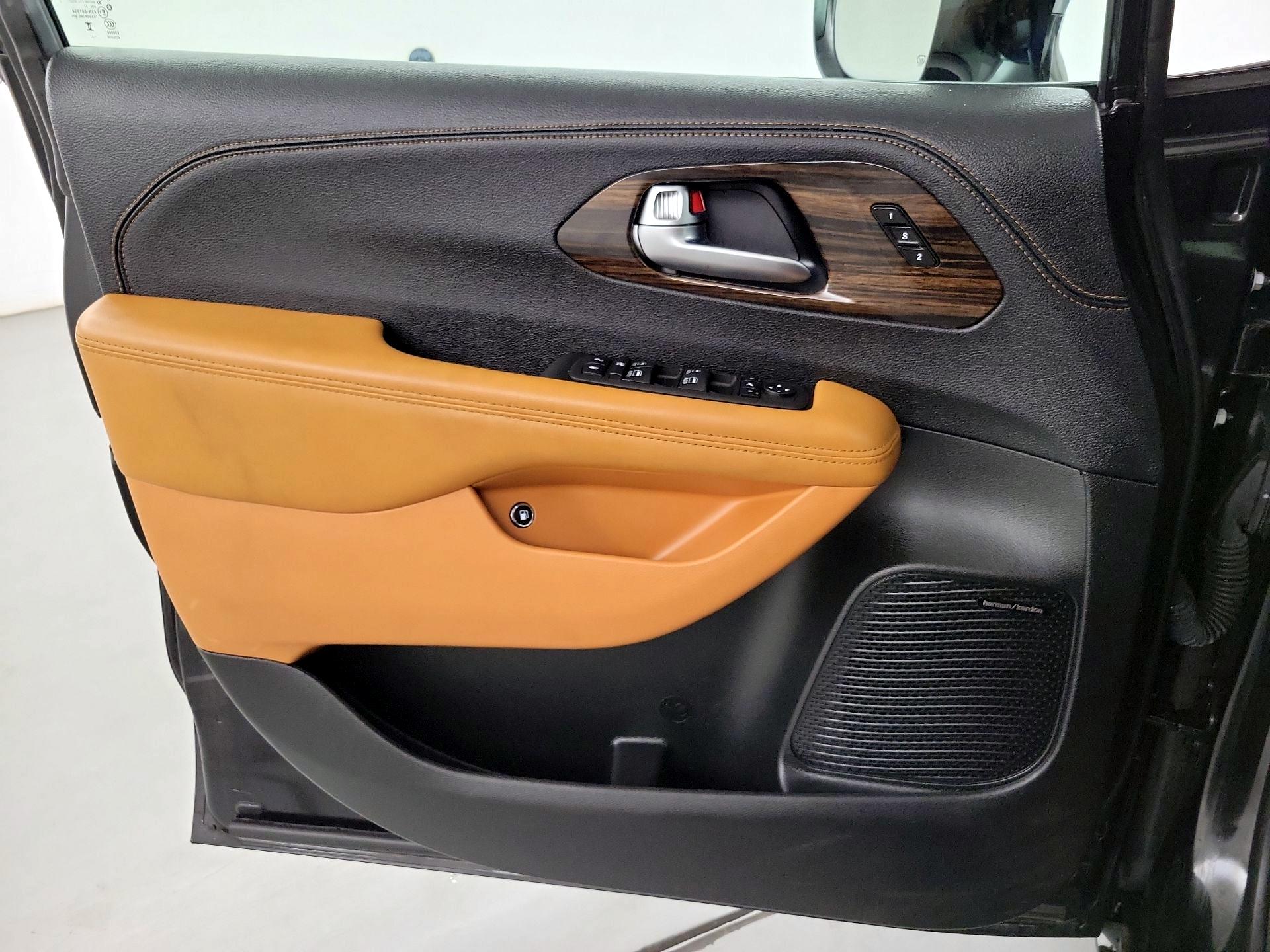 Thumbnail: 2023 Chrysler Pacifica - 10