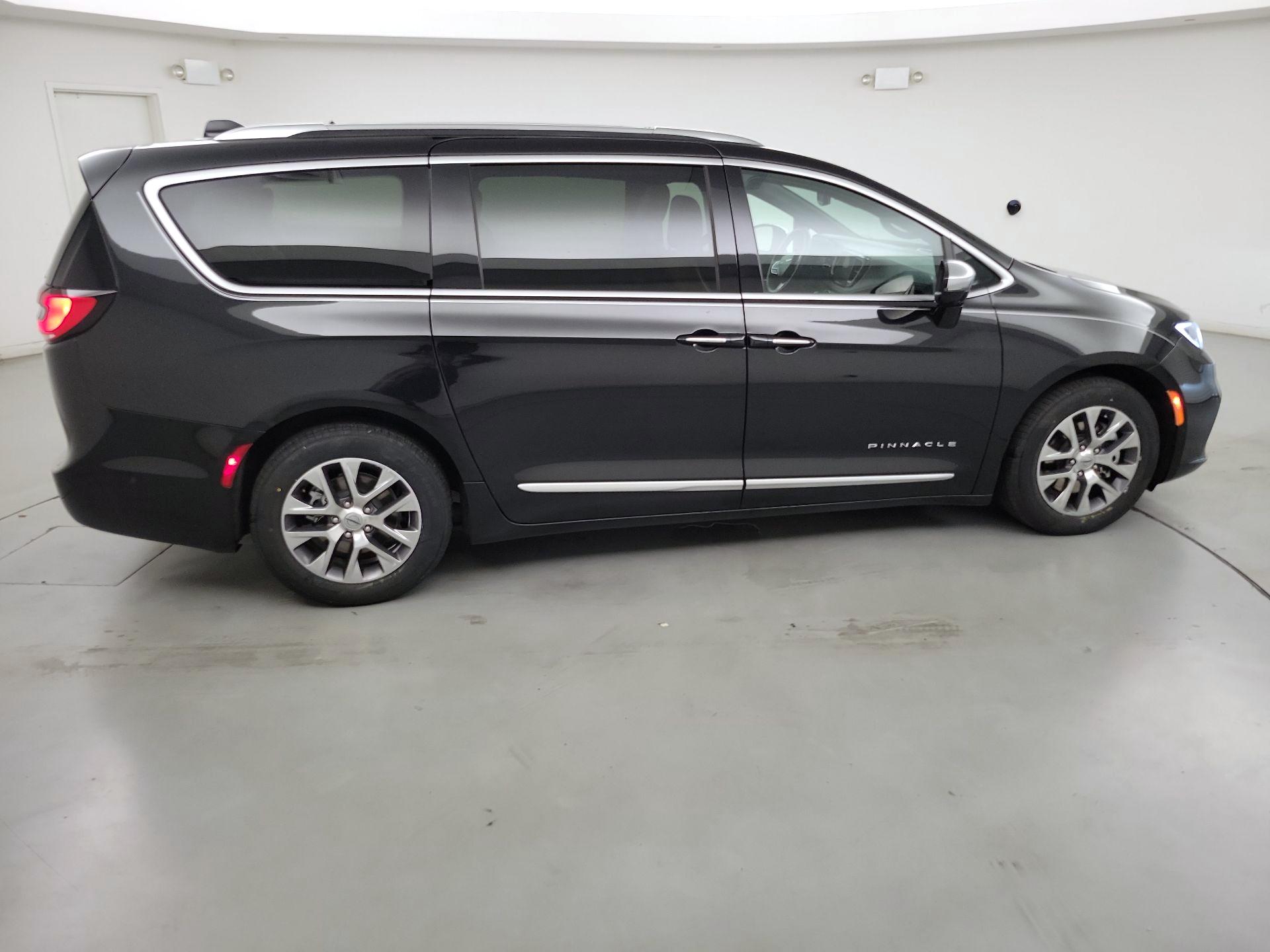 Thumbnail: 2023 Chrysler Pacifica - 4