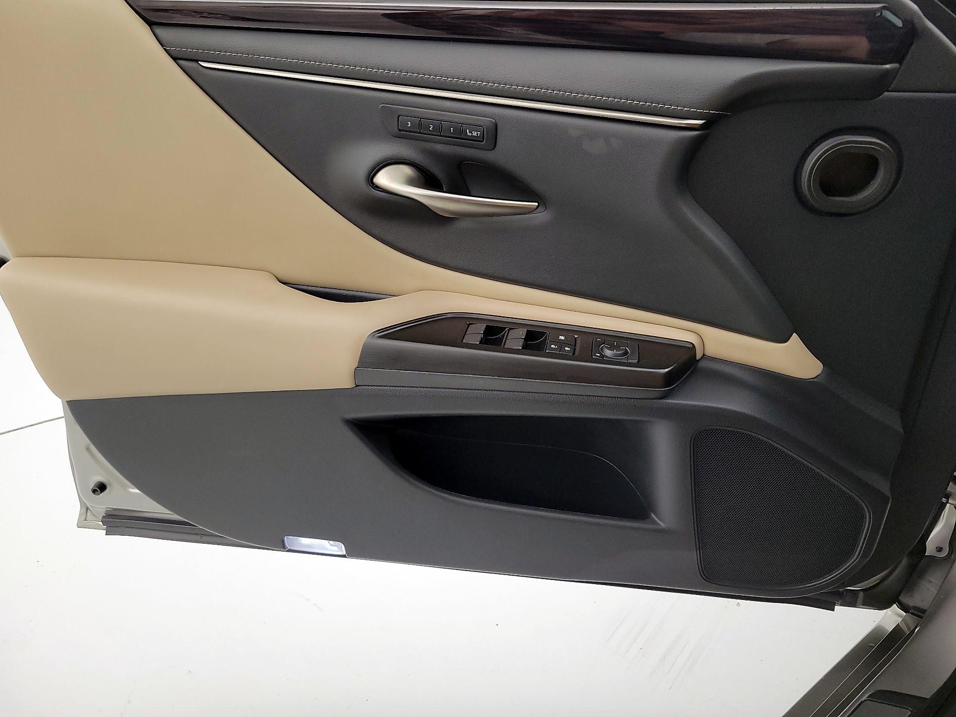 Thumbnail: 2019 Lexus ES - 12