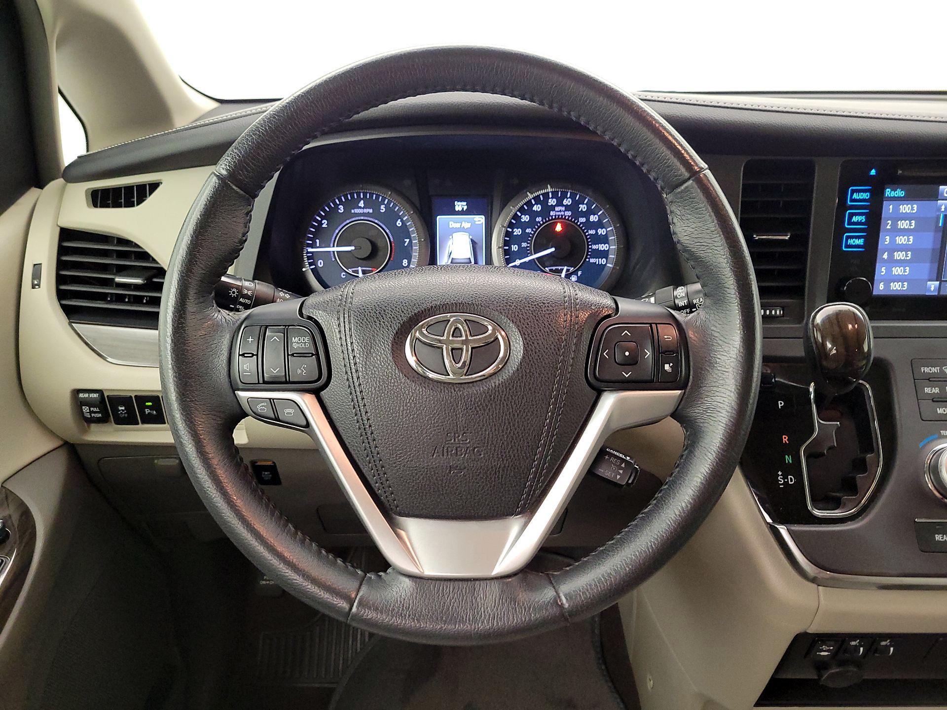 Thumbnail: 2017 Toyota Sienna - 10