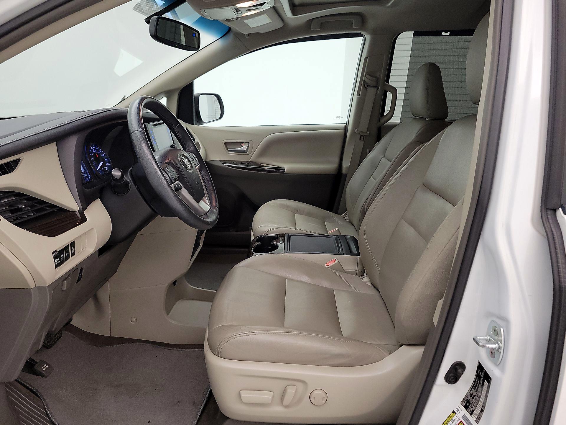 Thumbnail: 2017 Toyota Sienna - 11
