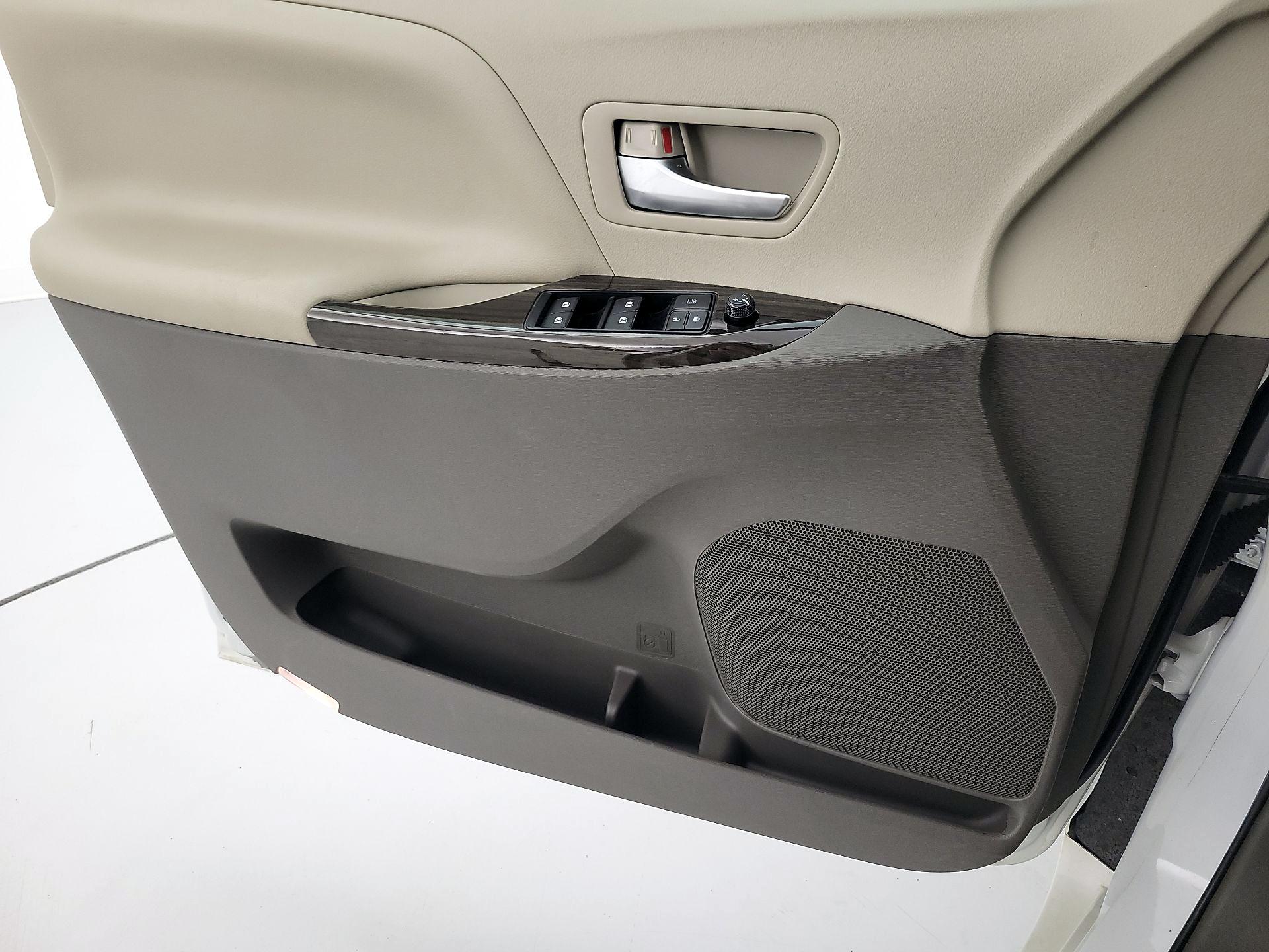 Thumbnail: 2017 Toyota Sienna - 12