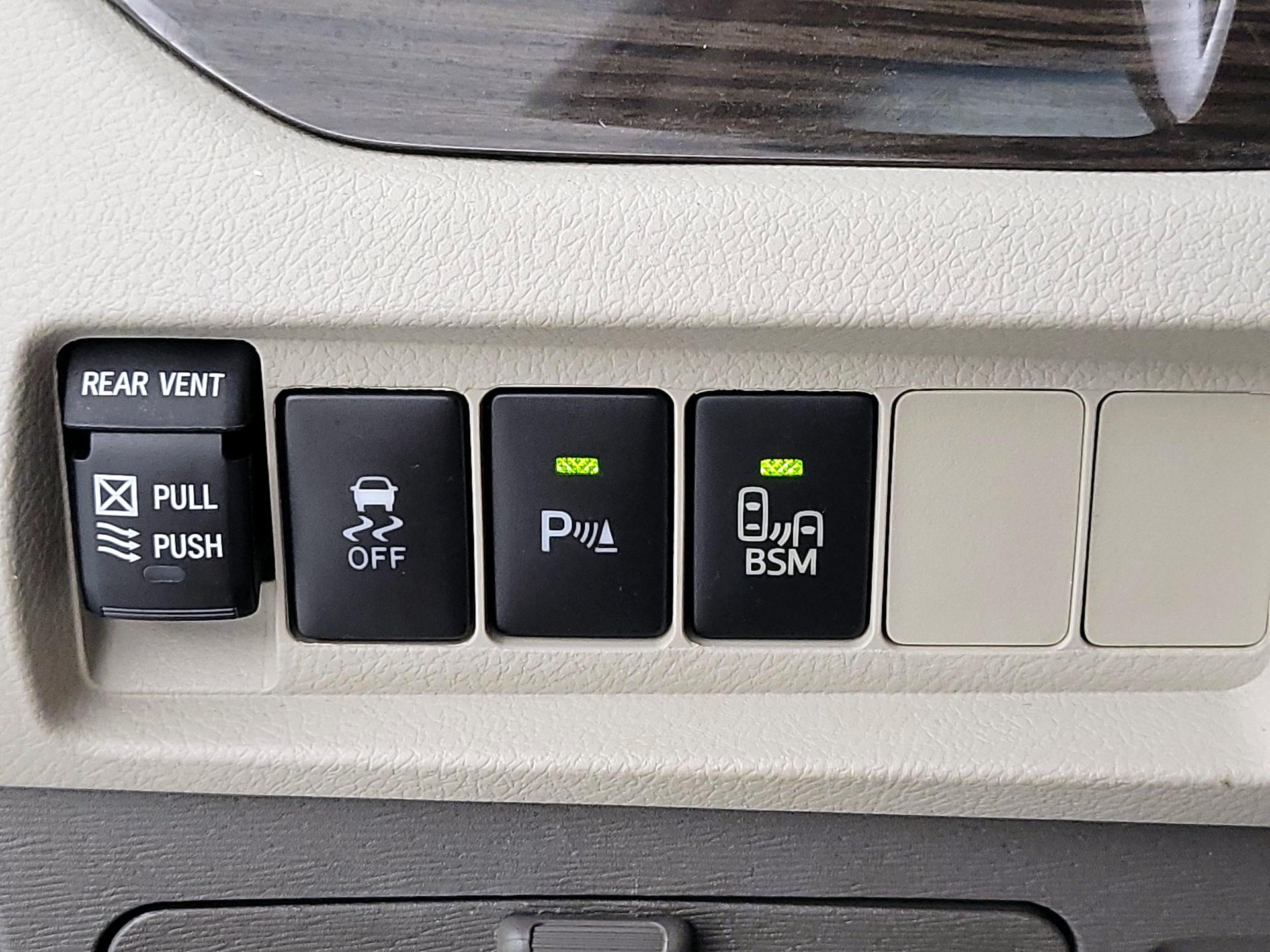 Thumbnail: 2017 Toyota Sienna - 13